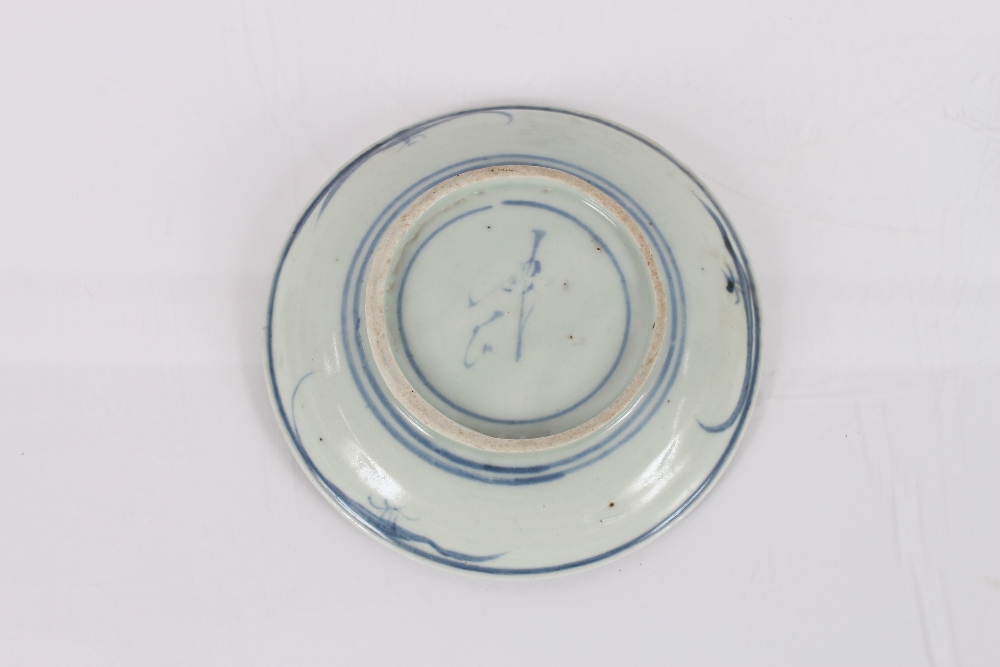 An 18th Century Oriental porcelain saucer dish, 16cm dia.; a Chinese blue and white saucer dish with - Image 3 of 4
