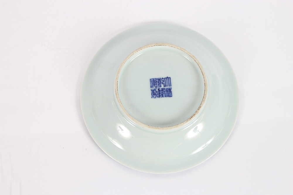 An 18th Century Oriental porcelain saucer dish, 16cm dia.; a Chinese blue and white saucer dish with - Image 2 of 4