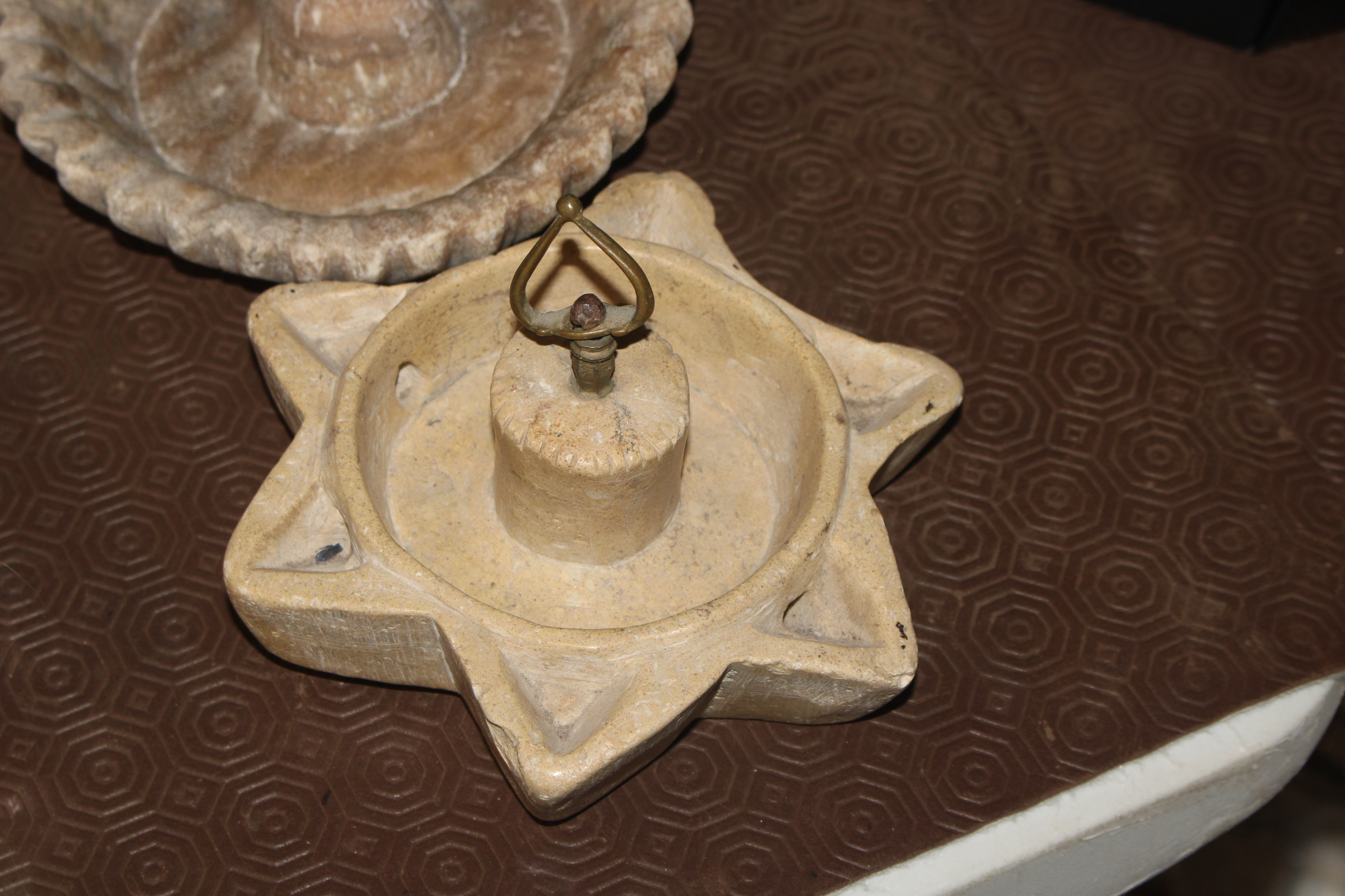 Four Yemen stone and alabaster hanging oil lamps - Image 2 of 5
