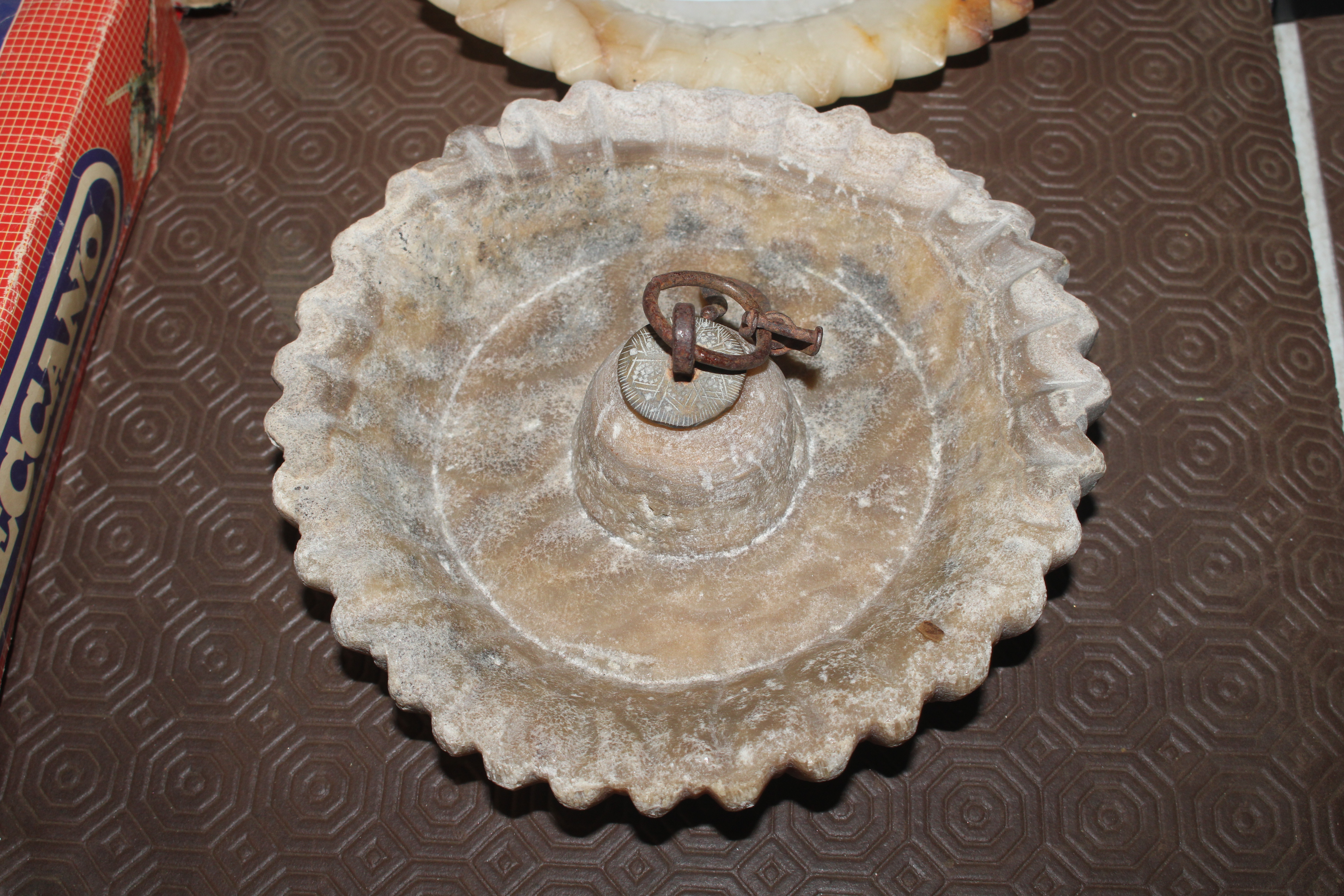 Four Yemen stone and alabaster hanging oil lamps - Image 3 of 5