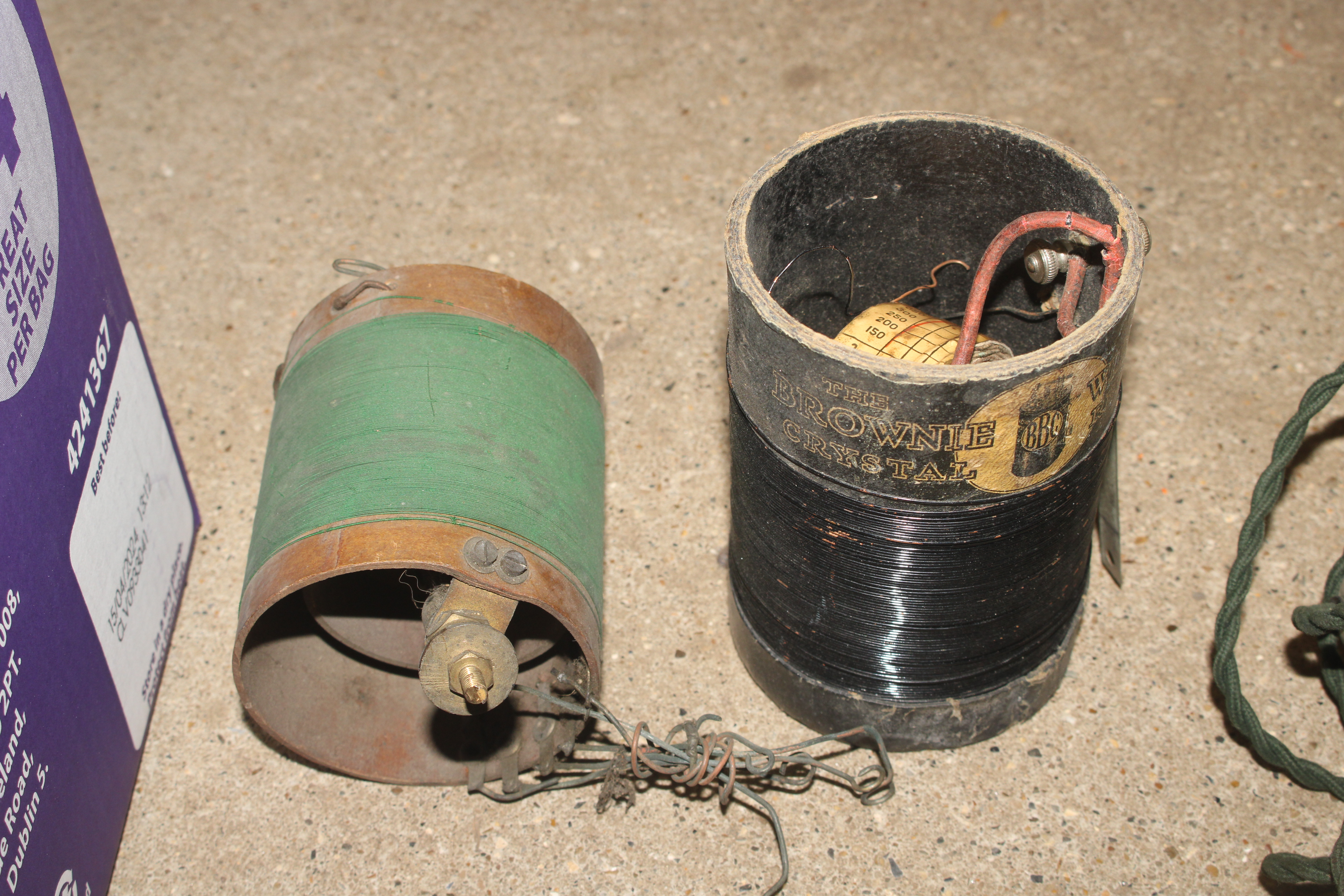 A box of assorted old radio parts, ear-phones etc. - Image 3 of 3