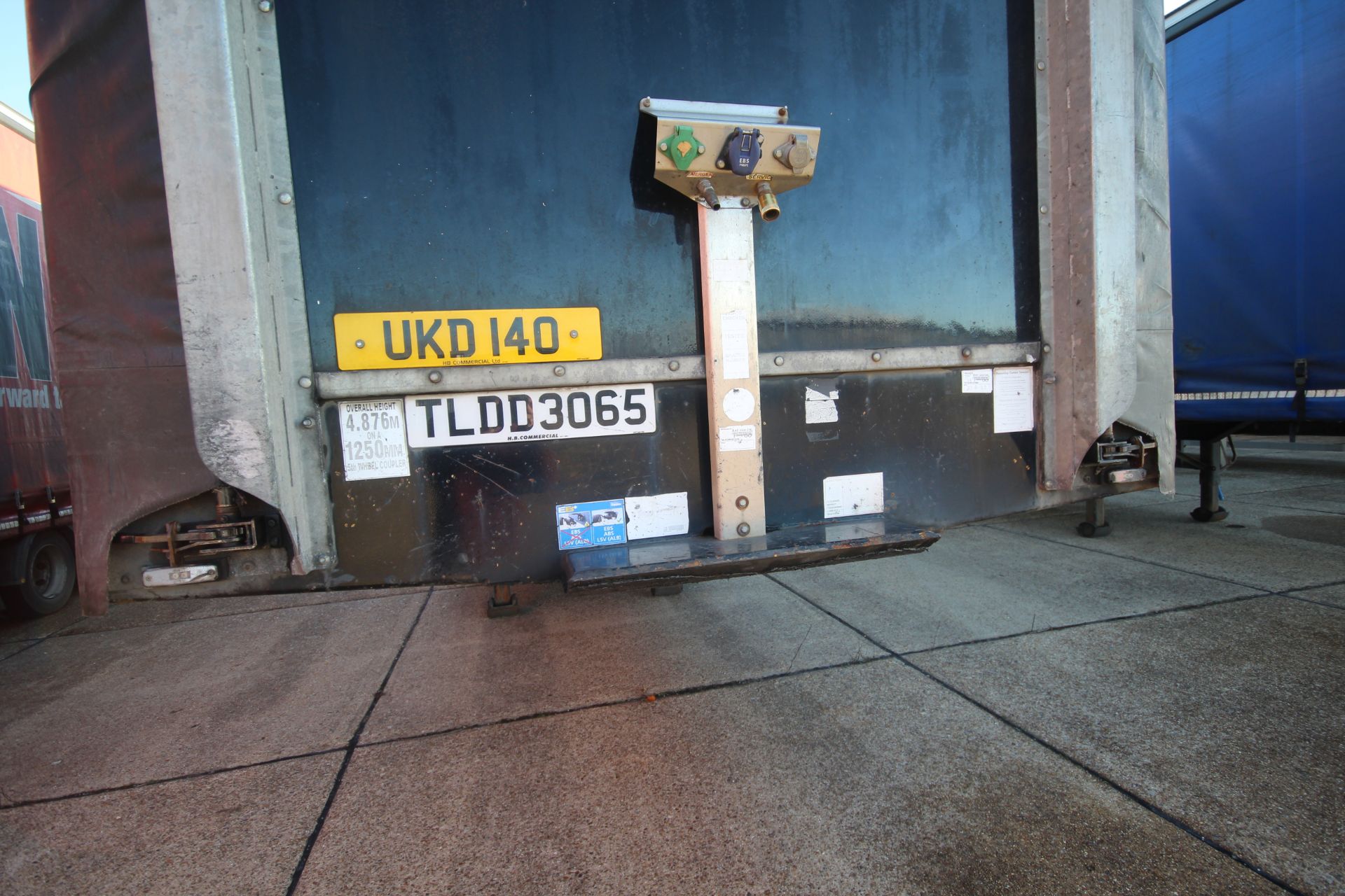 Montracon 39T 13.6m tri-axle step frame double deck curtain-side trailer. Registration C404760. - Image 5 of 84