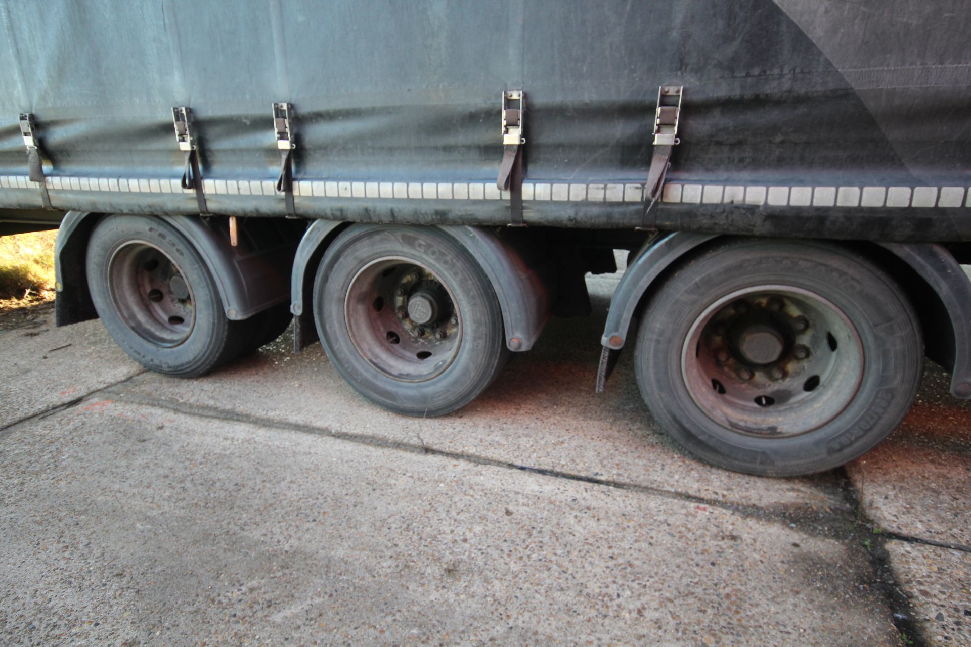 Montracon 39T 13.6m tri-axle step frame double deck curtain-side trailer. Registration C404760. - Image 45 of 84