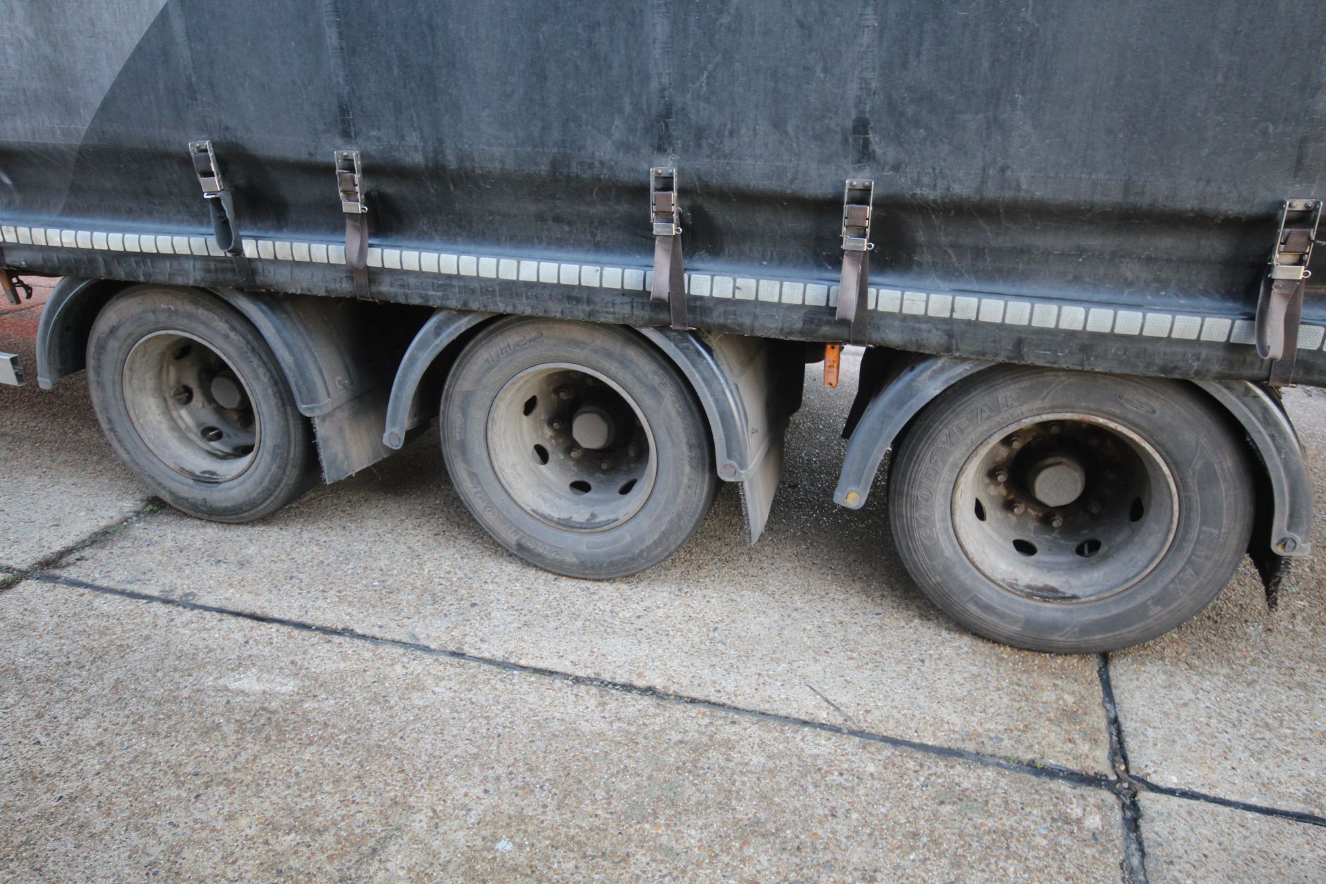 Montracon 39T 13.6m tri-axle step frame double deck curtain-side trailer. Registration C404760. - Image 20 of 84
