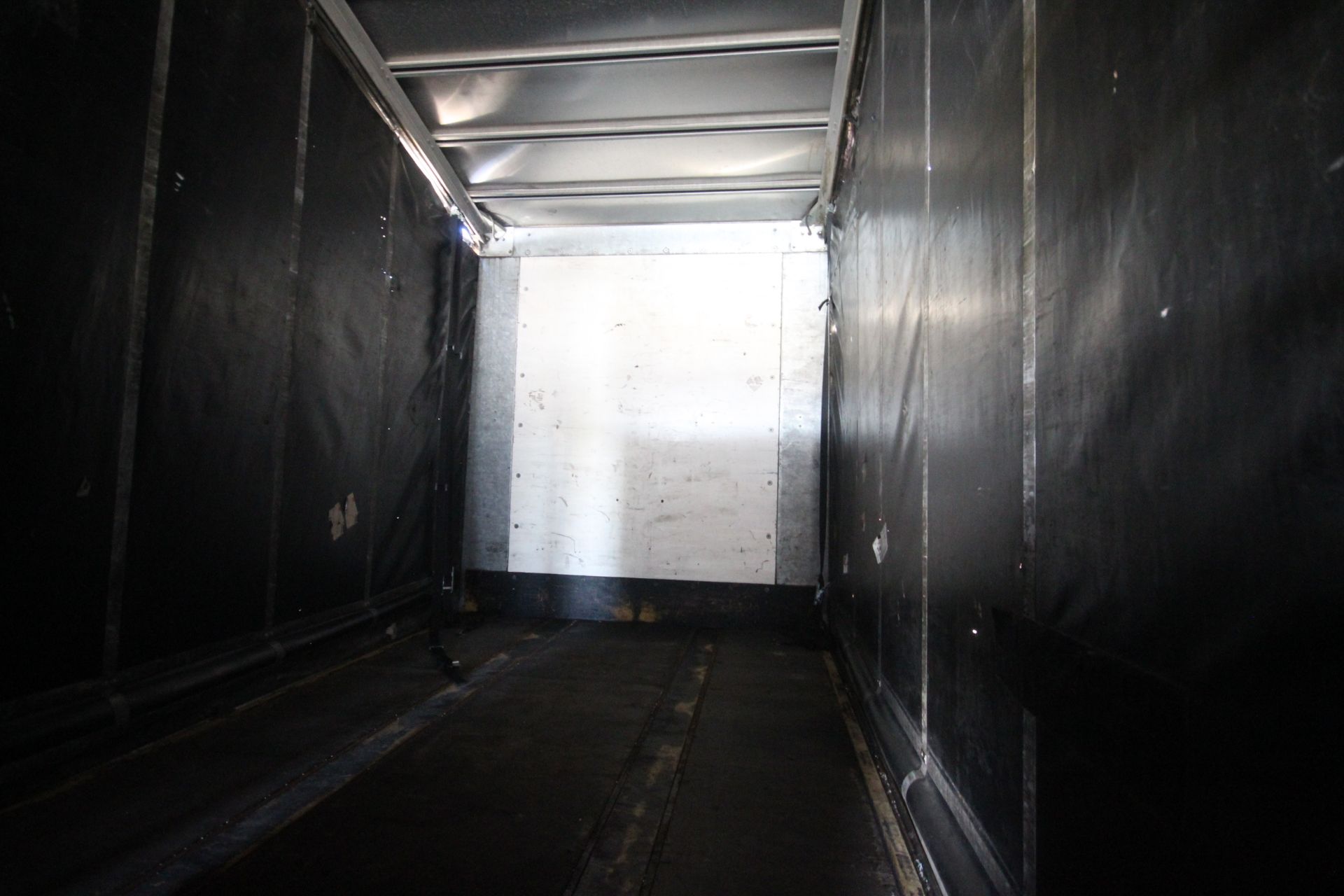 Montracon 39T 13.6m tri-axle step frame double deck curtain-side trailer. Registration C404760. - Image 76 of 84