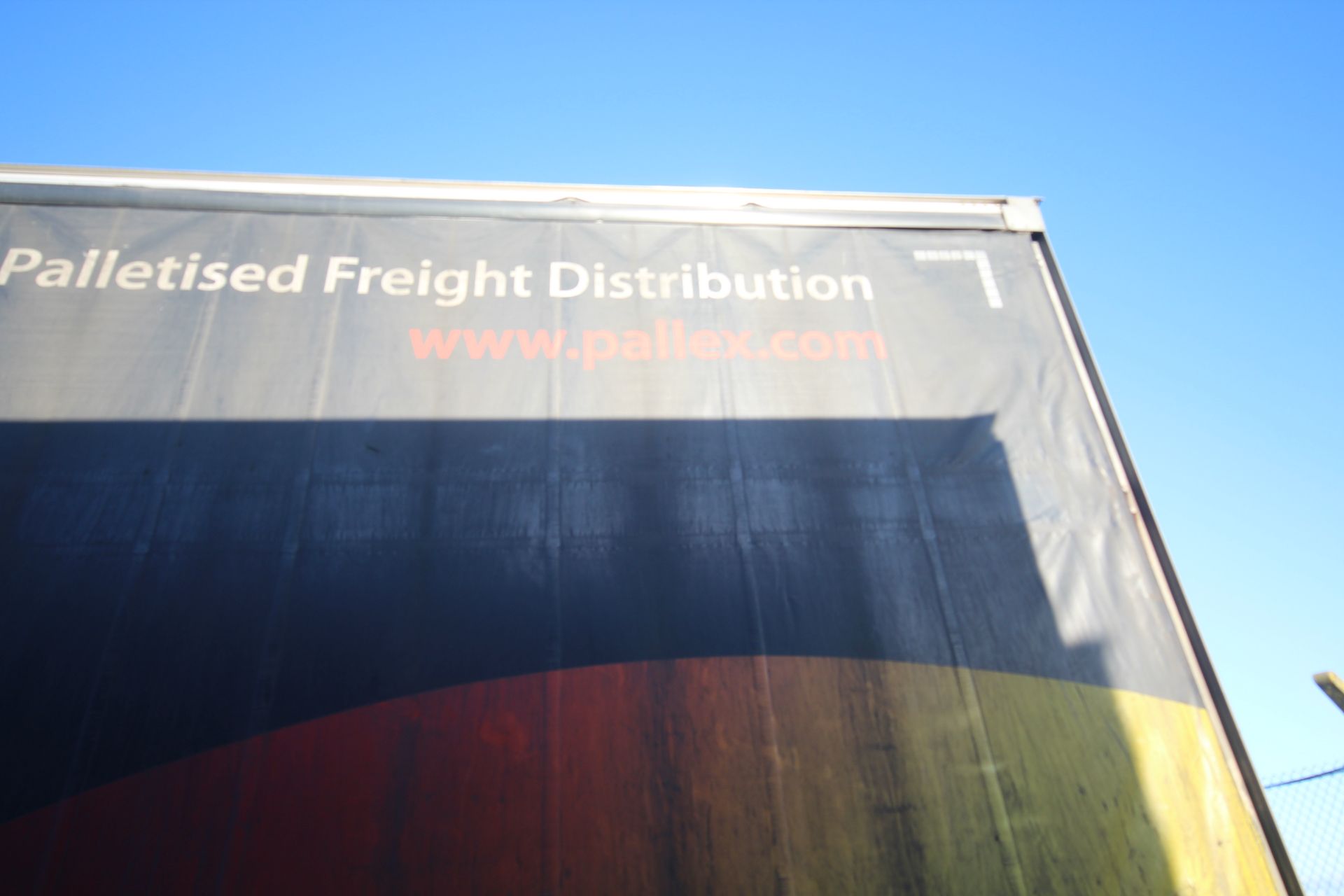 Montracon 39T 13.6m tri-axle step frame double deck curtain-side trailer. Registration C404760. - Image 18 of 84