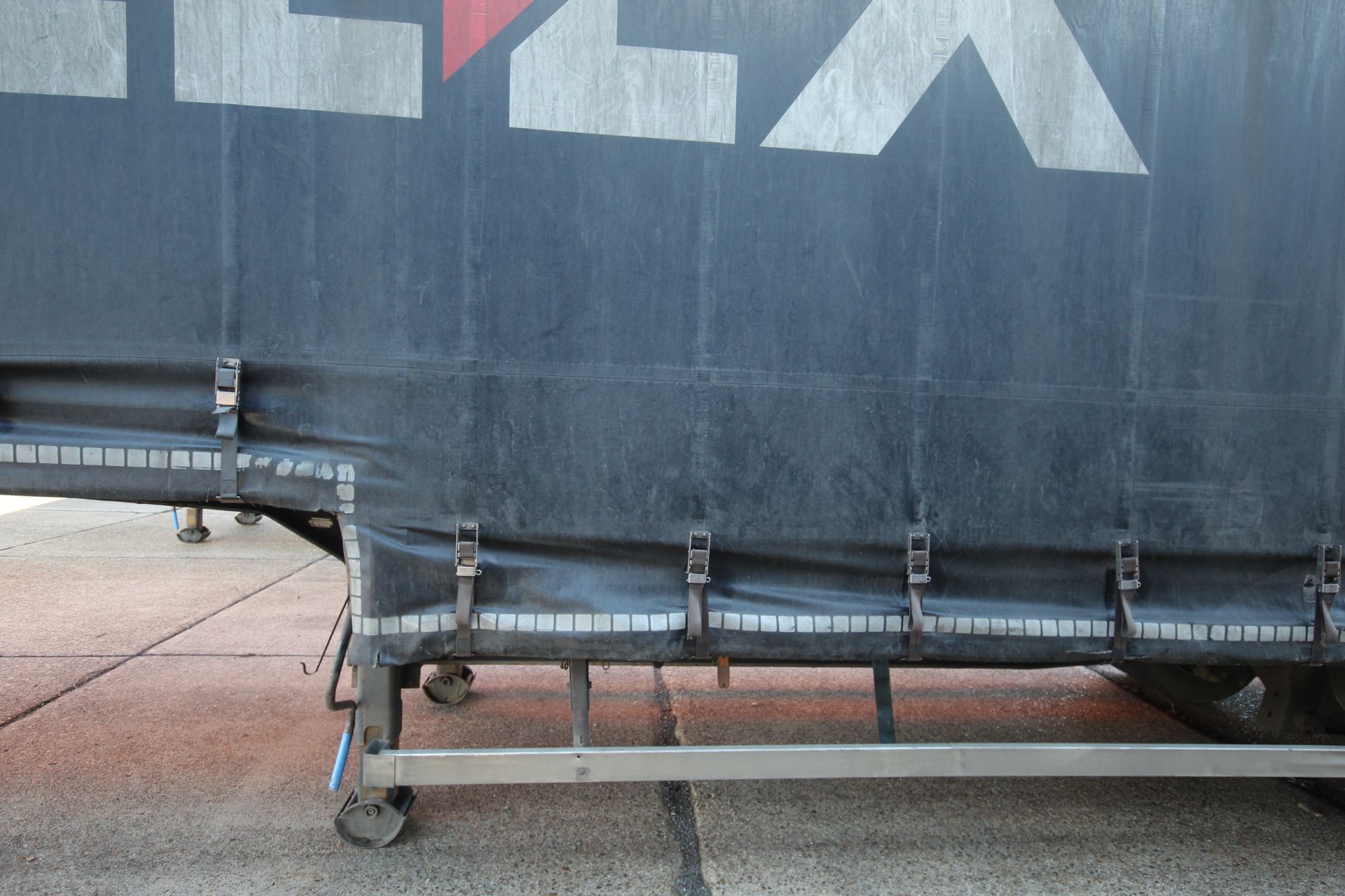 Montracon 39T 13.6m tri-axle step frame double deck curtain-side trailer. Registration C404760. - Image 15 of 84