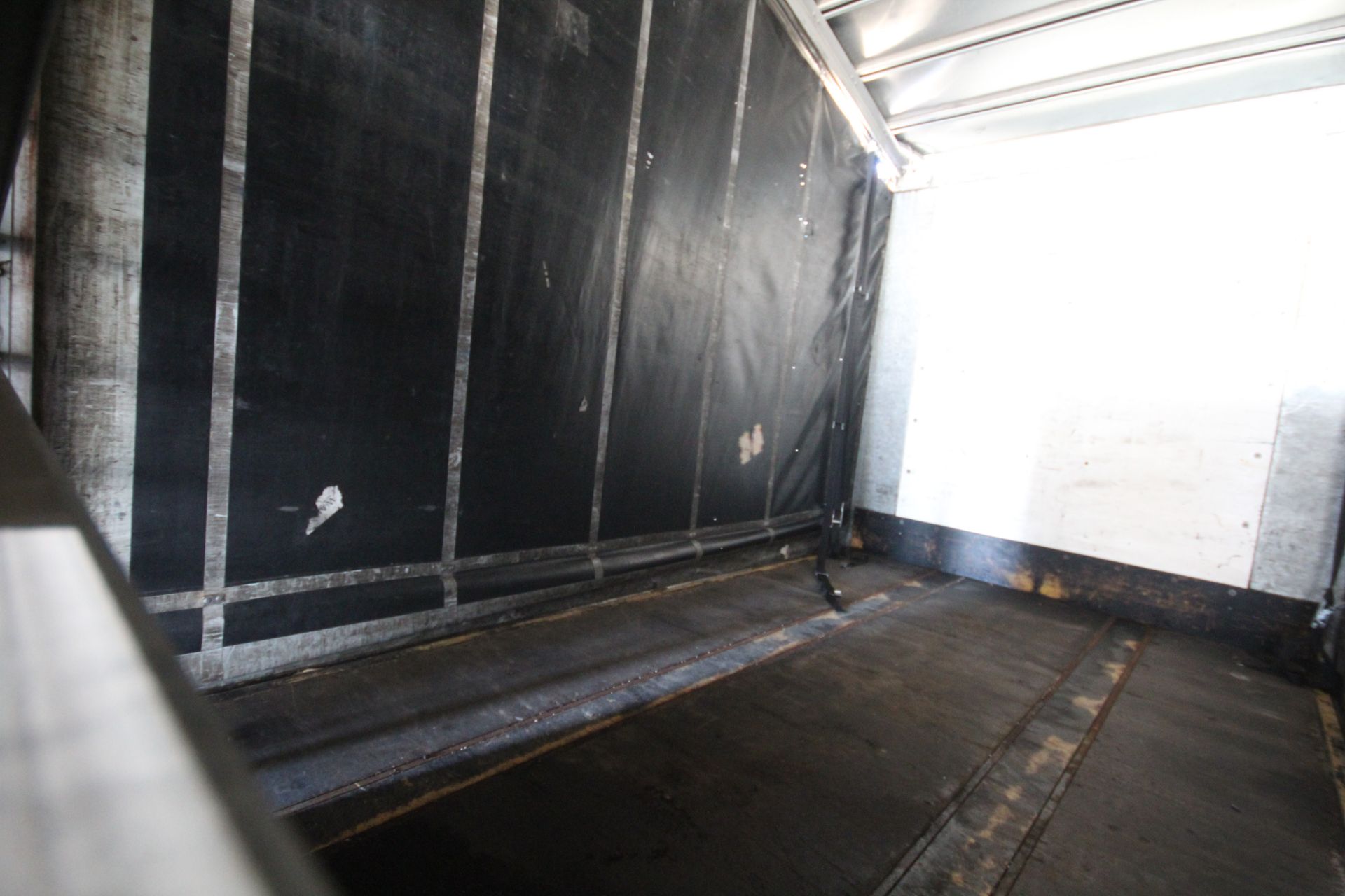 Montracon 39T 13.6m tri-axle step frame double deck curtain-side trailer. Registration C404760. - Image 75 of 84