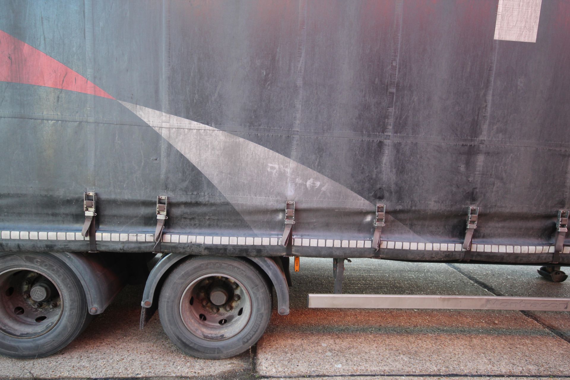 Montracon 39T 13.6m tri-axle step frame double deck curtain-side trailer. Registration C404760. - Image 40 of 84