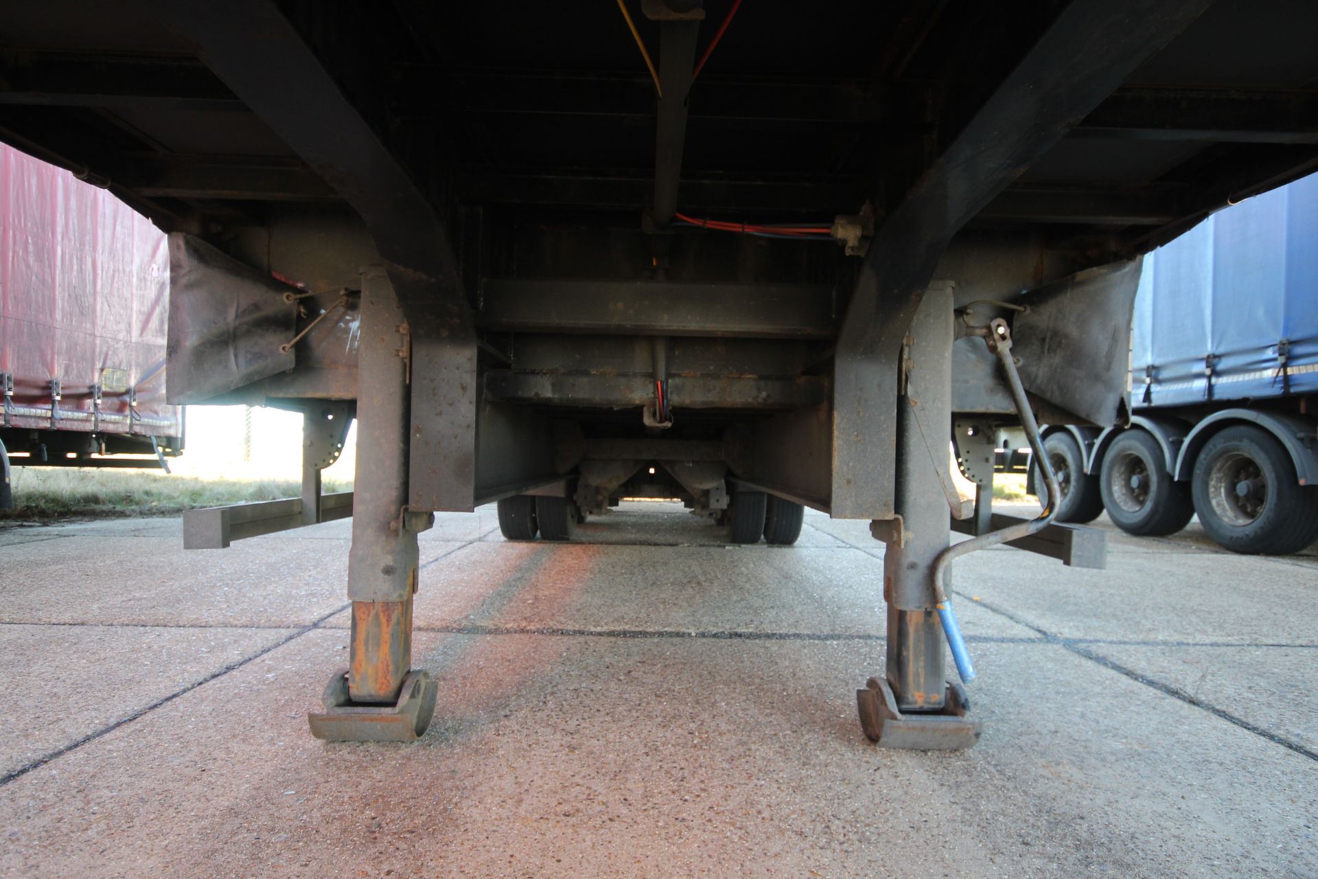 Montracon 39T 13.6m tri-axle step frame double deck curtain-side trailer. Registration C404760. - Image 54 of 84