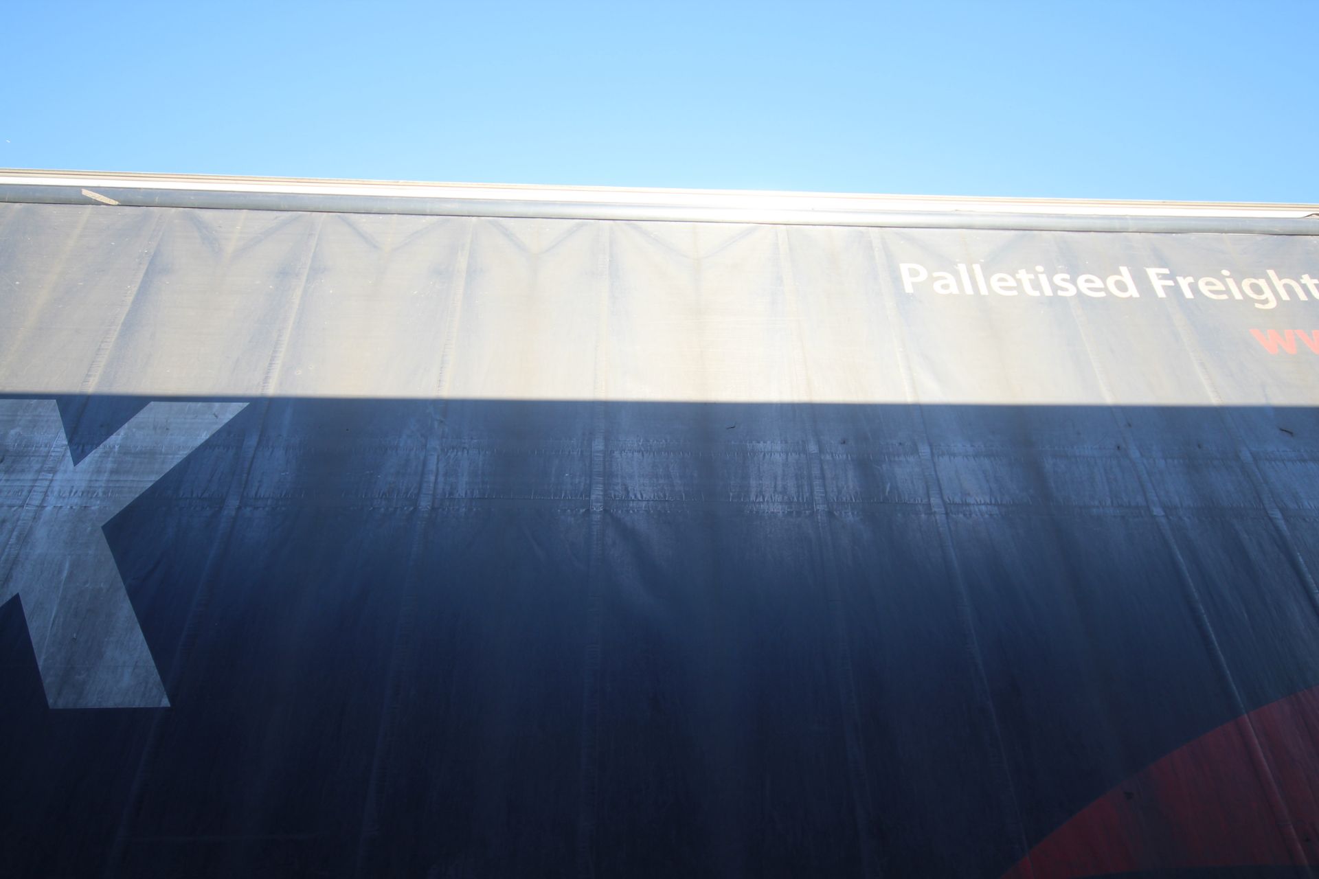 Montracon 39T 13.6m tri-axle step frame double deck curtain-side trailer. Registration C404760. - Image 17 of 84
