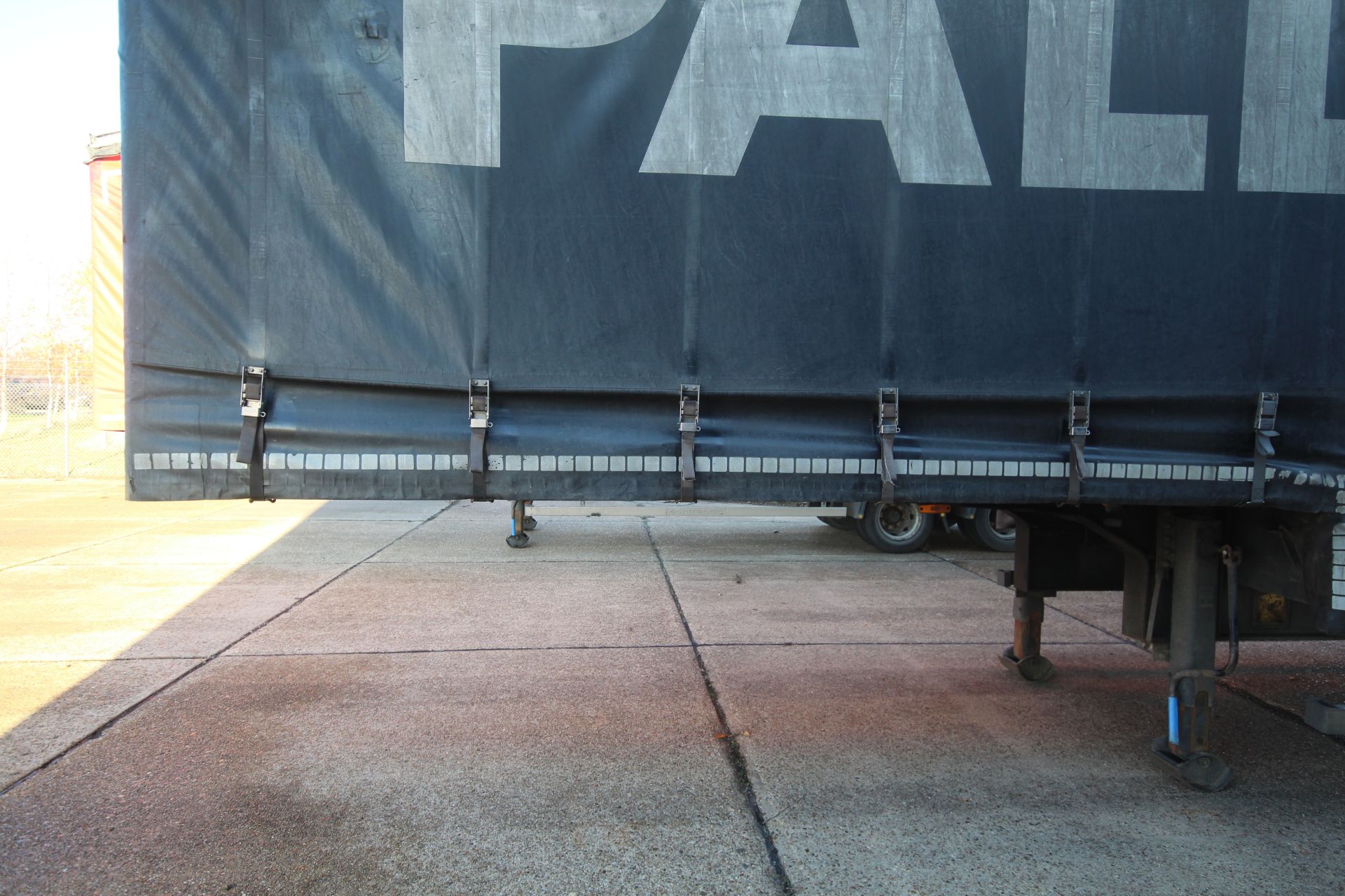 Montracon 39T 13.6m tri-axle step frame double deck curtain-side trailer. Registration C404760. - Image 12 of 84