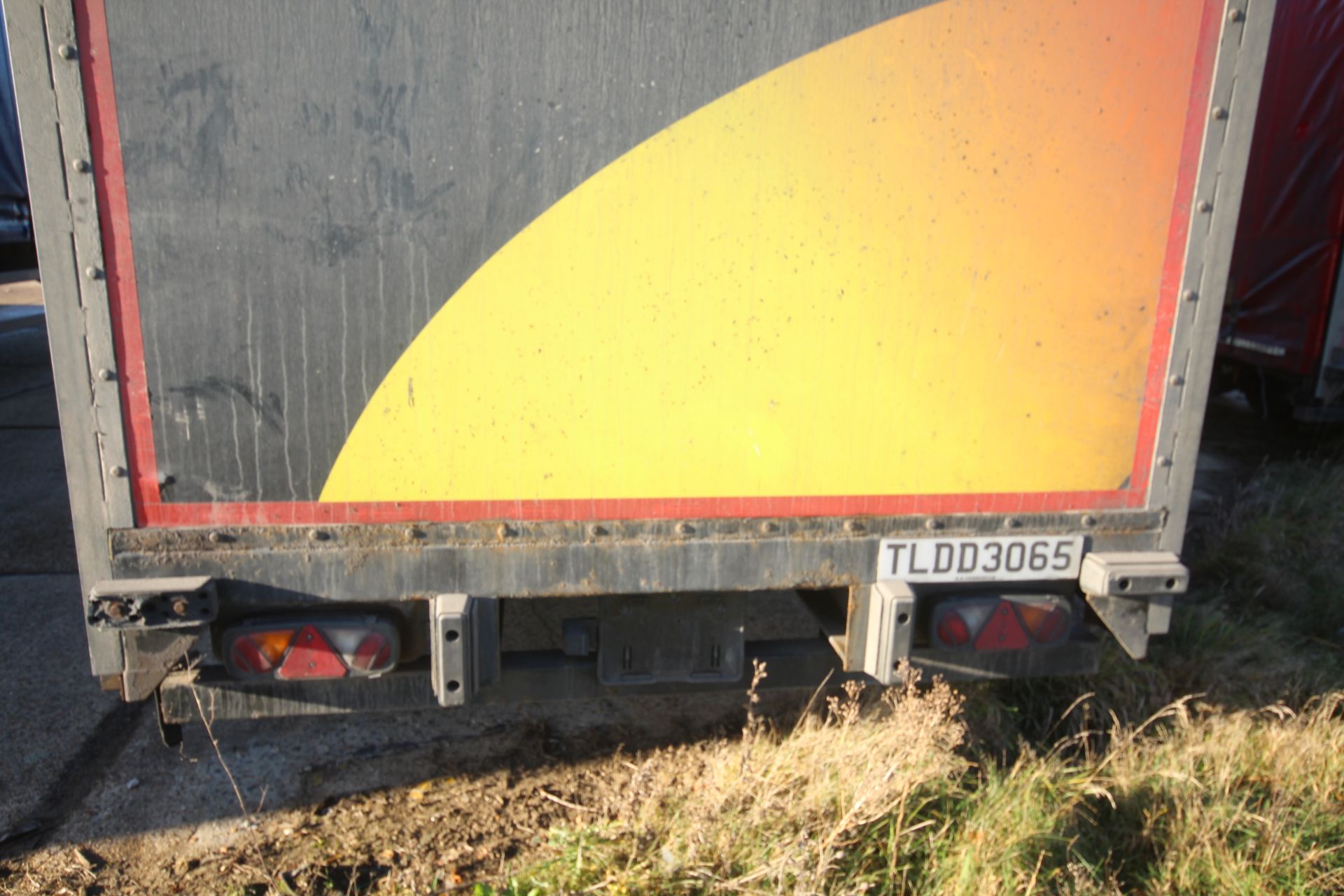 Montracon 39T 13.6m tri-axle step frame double deck curtain-side trailer. Registration C404760. - Image 32 of 84