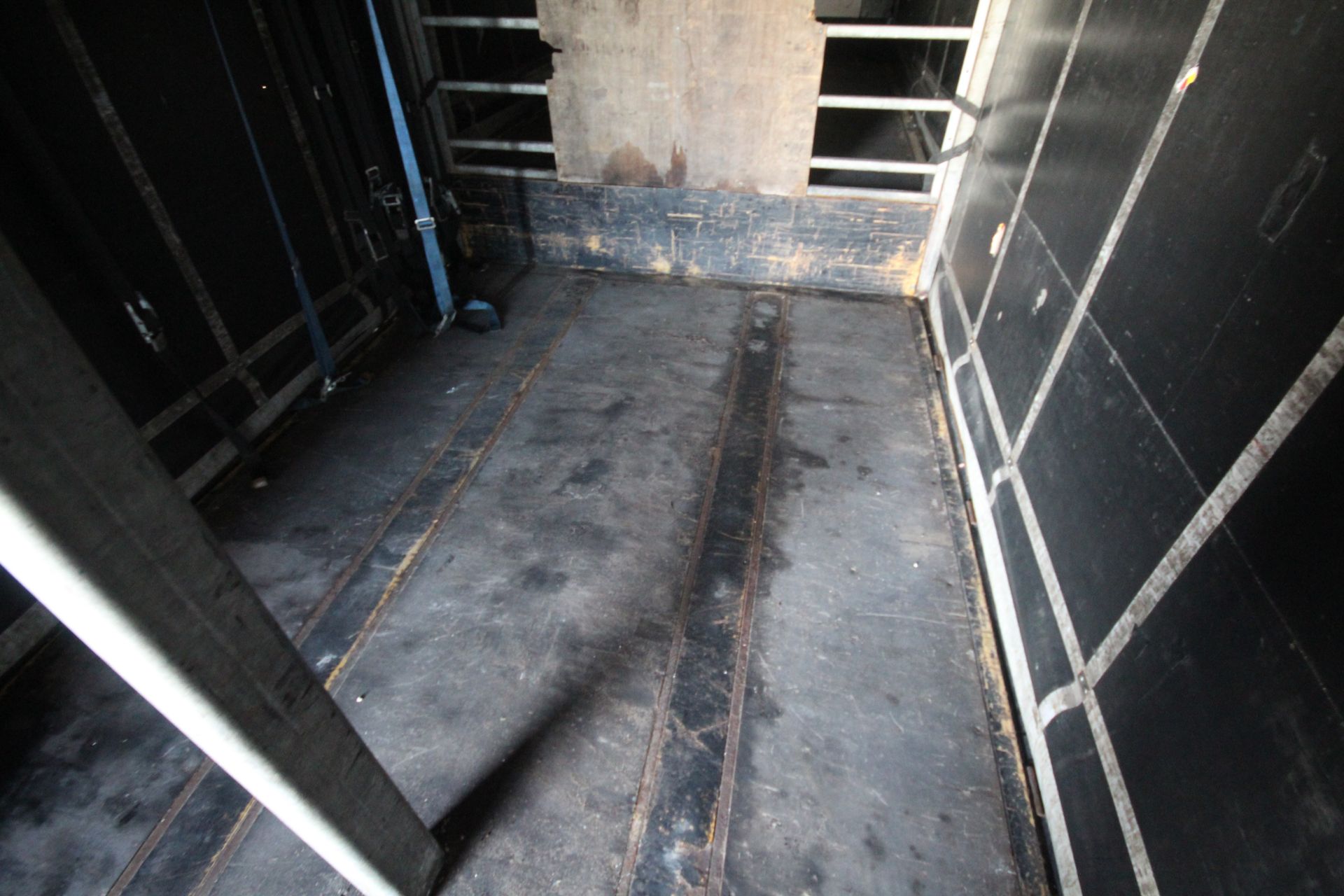 Montracon 39T 13.6m tri-axle step frame double deck curtain-side trailer. Registration C404760. - Image 69 of 84