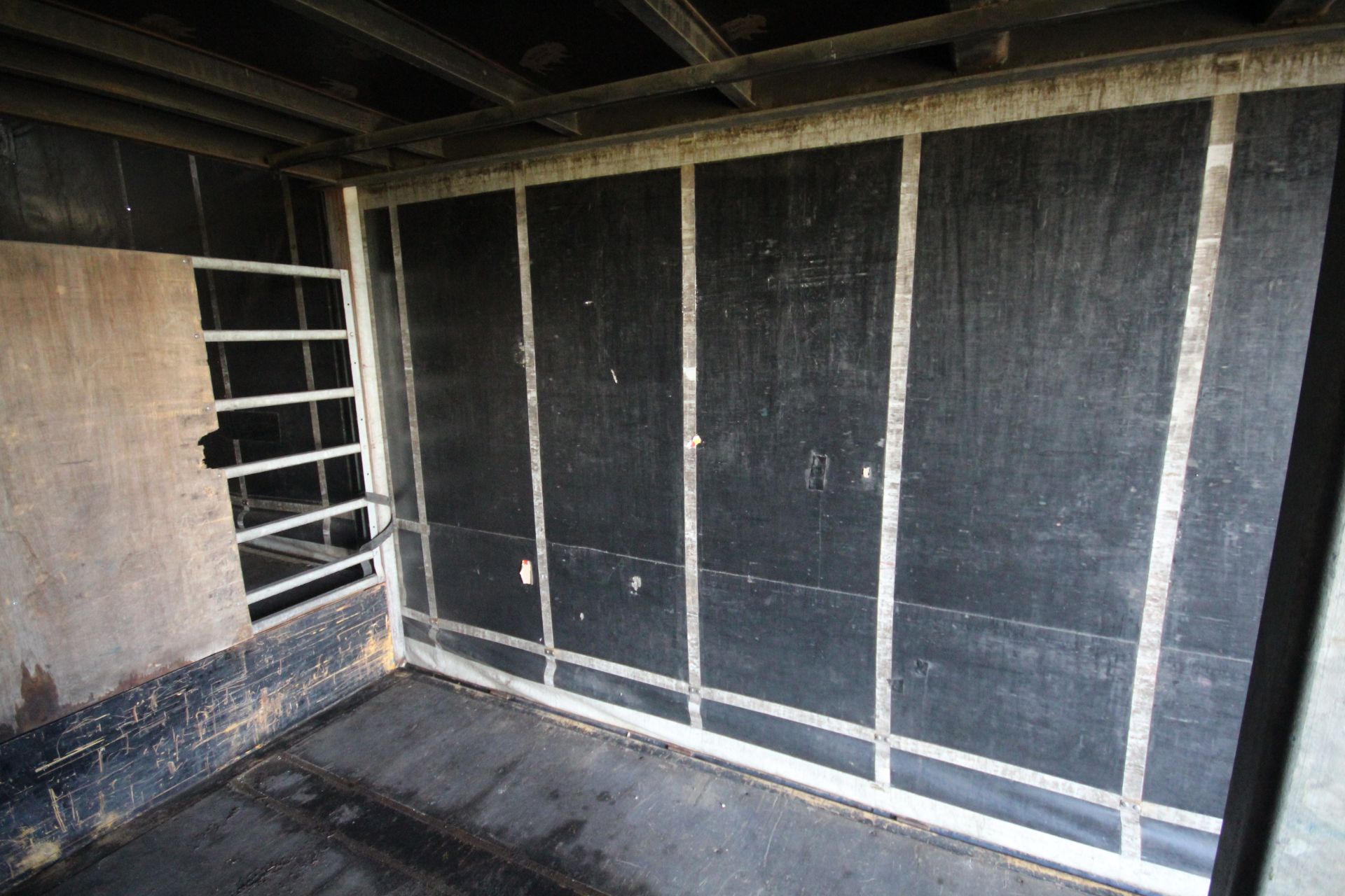 Montracon 39T 13.6m tri-axle step frame double deck curtain-side trailer. Registration C404760. - Image 65 of 84