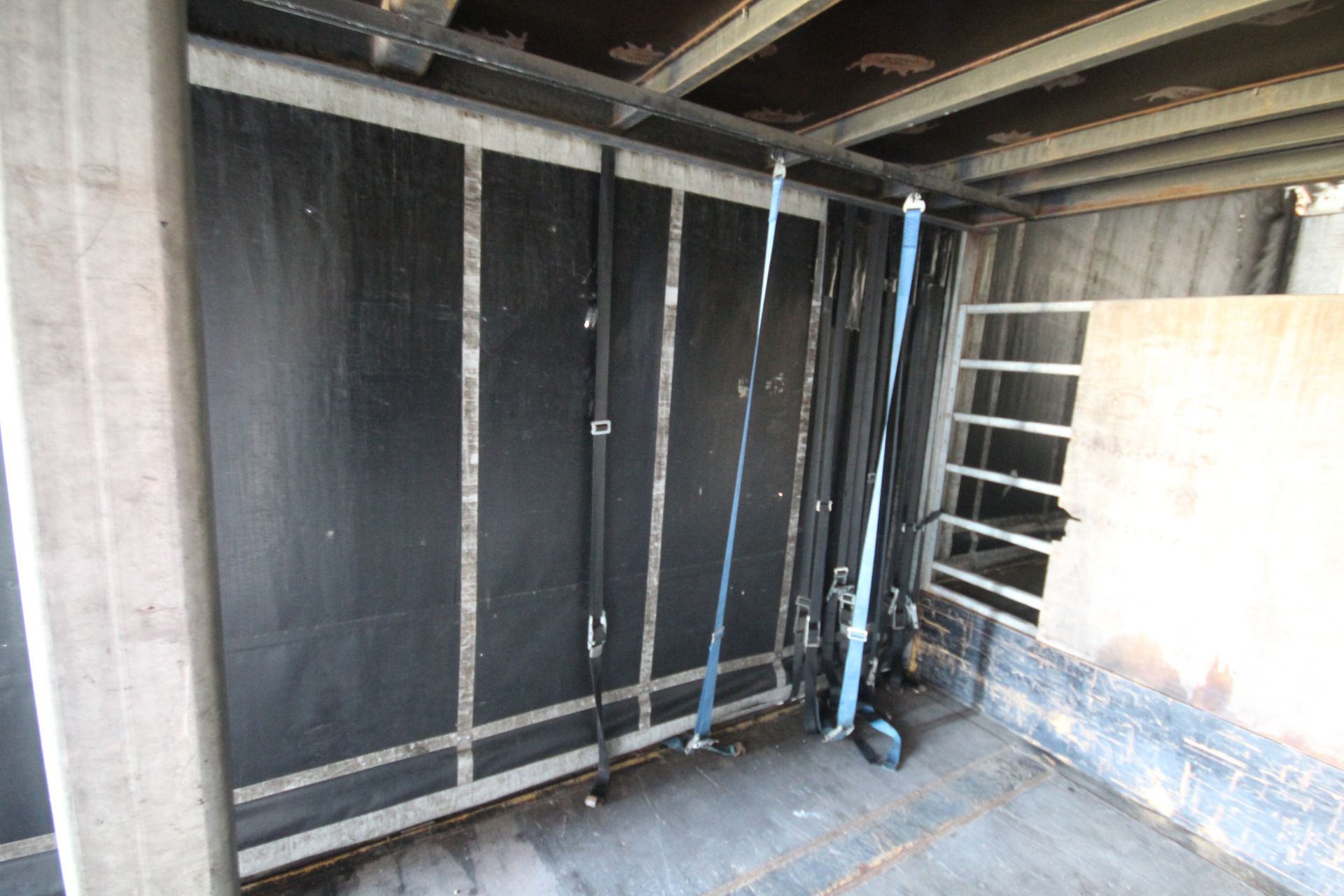 Montracon 39T 13.6m tri-axle step frame double deck curtain-side trailer. Registration C404760. - Image 67 of 84