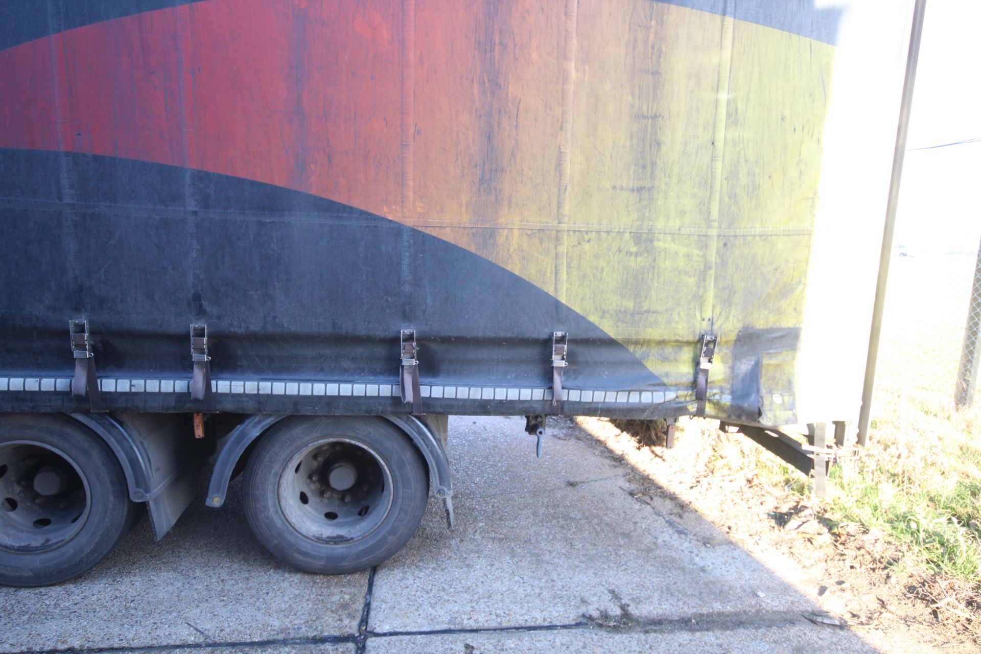 Montracon 39T 13.6m tri-axle step frame double deck curtain-side trailer. Registration C404760. - Image 19 of 84