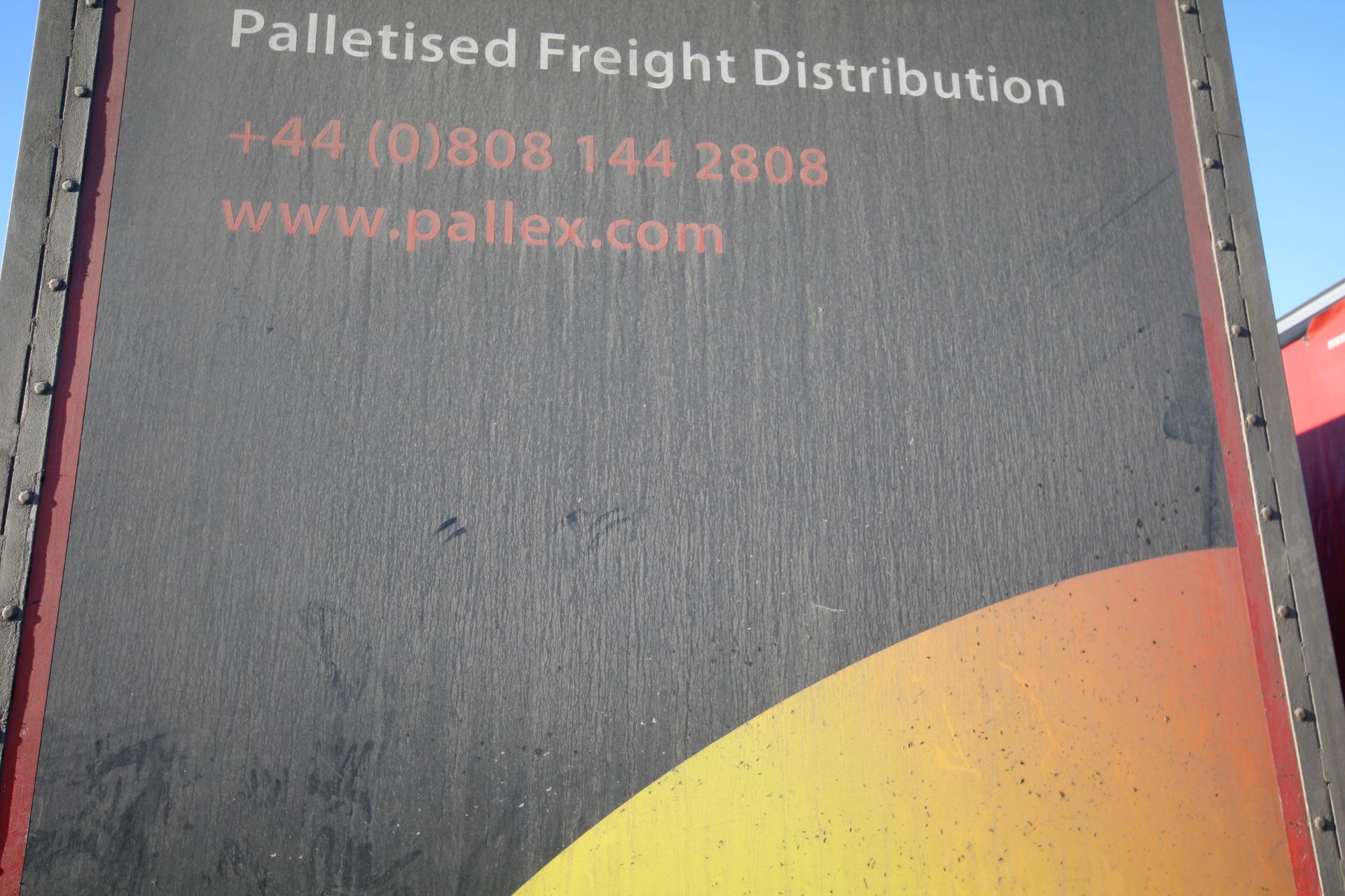 Montracon 39T 13.6m tri-axle step frame double deck curtain-side trailer. Registration C404760. - Image 31 of 84