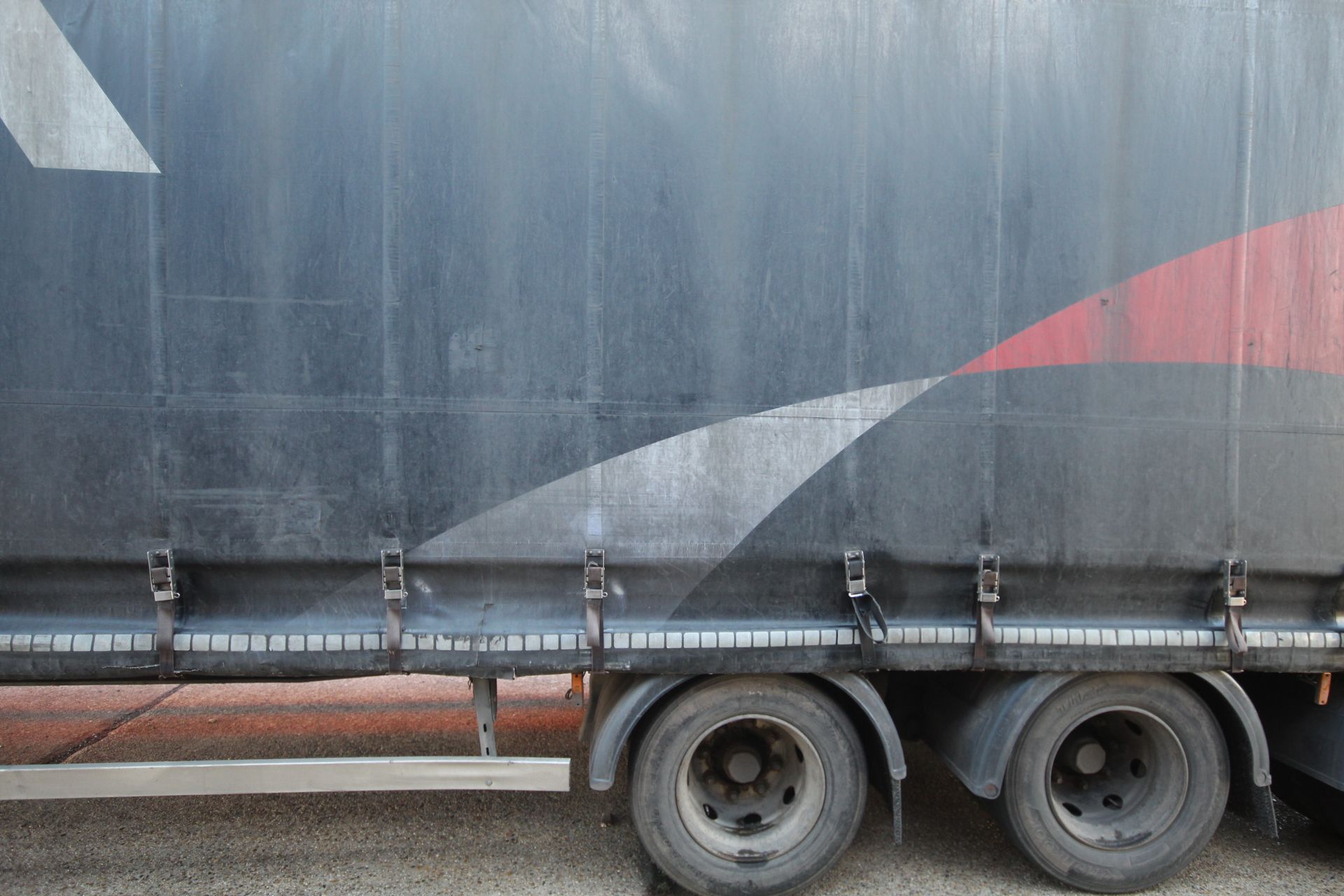 Montracon 39T 13.6m tri-axle step frame double deck curtain-side trailer. Registration C404760. - Image 16 of 84