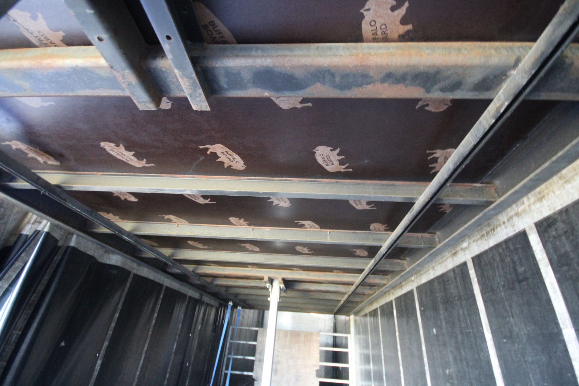 Montracon 39T 13.6m tri-axle step frame double deck curtain-side trailer. Registration C404760. - Image 73 of 84