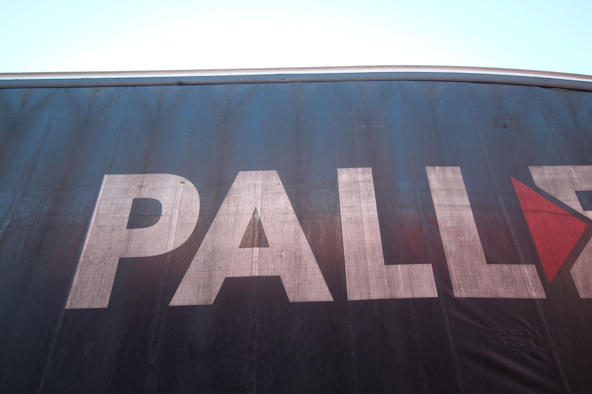 Montracon 39T 13.6m tri-axle step frame double deck curtain-side trailer. Registration C404760. - Image 42 of 84