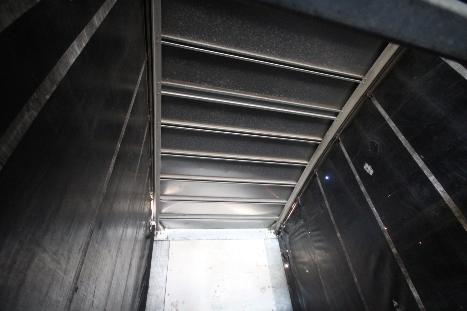 Montracon 39T 13.6m tri-axle step frame double deck curtain-side trailer. Registration C404760. - Image 78 of 84