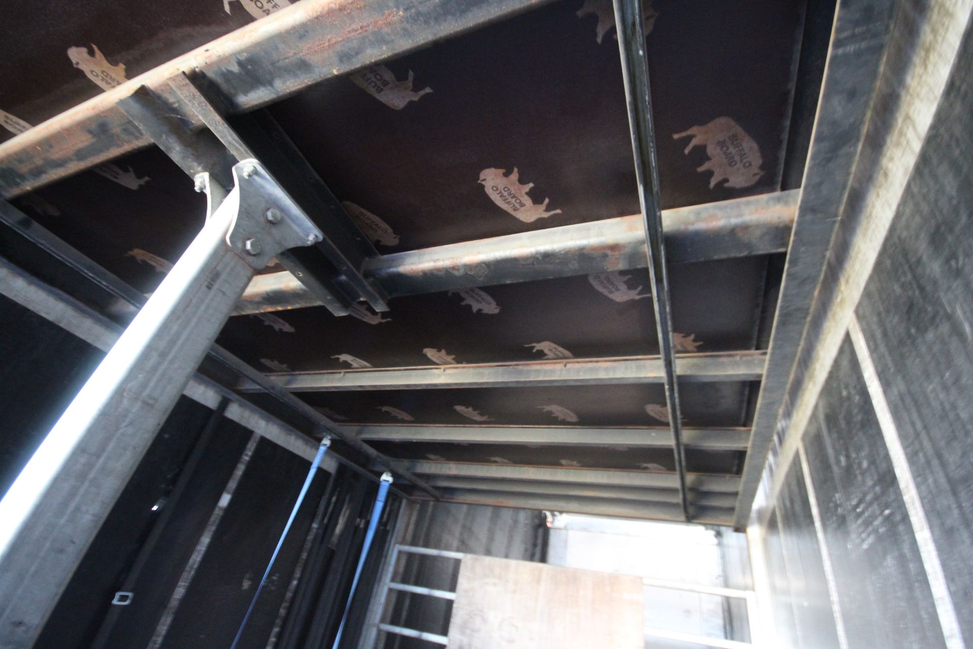Montracon 39T 13.6m tri-axle step frame double deck curtain-side trailer. Registration C404760. - Image 74 of 84