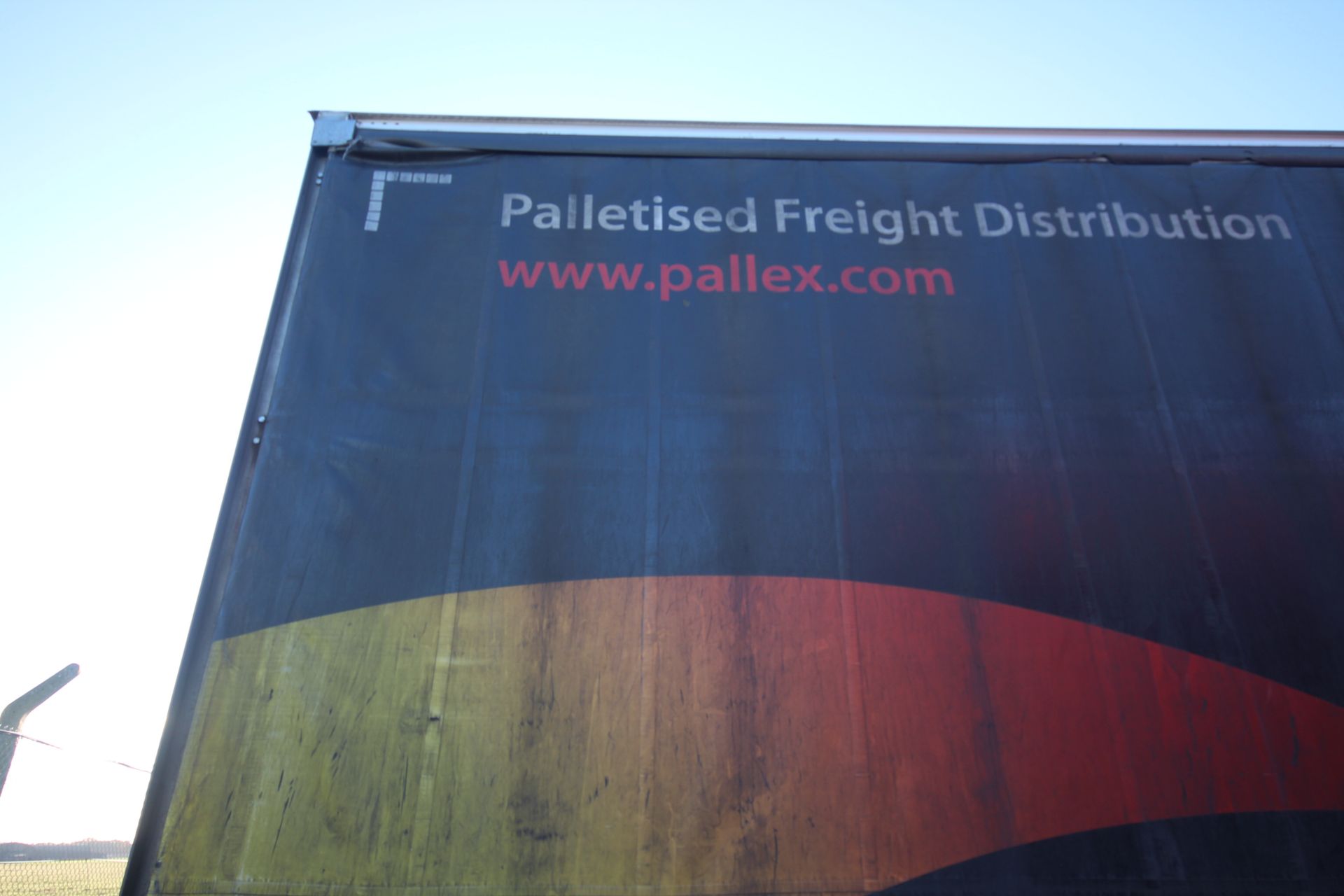 Montracon 39T 13.6m tri-axle step frame double deck curtain-side trailer. Registration C404760. - Image 38 of 84