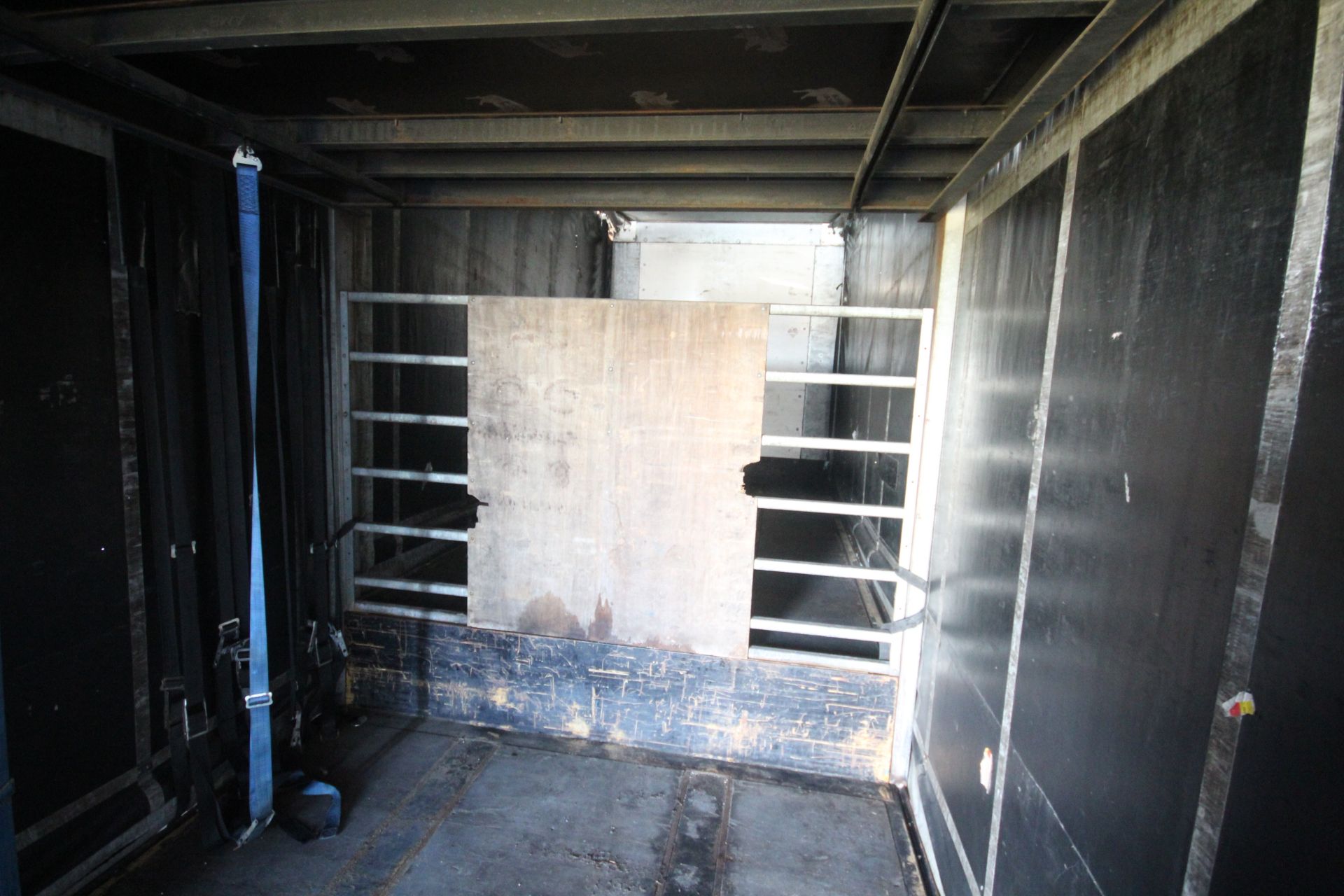 Montracon 39T 13.6m tri-axle step frame double deck curtain-side trailer. Registration C404760. - Image 66 of 84