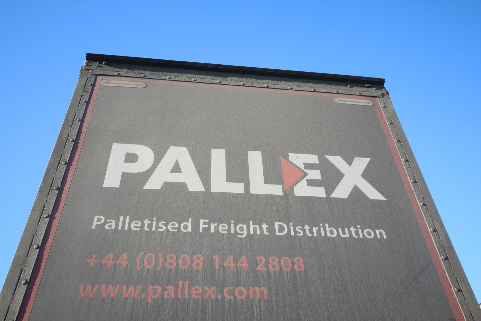 Montracon 39T 13.6m tri-axle step frame double deck curtain-side trailer. Registration C404760. - Image 30 of 84