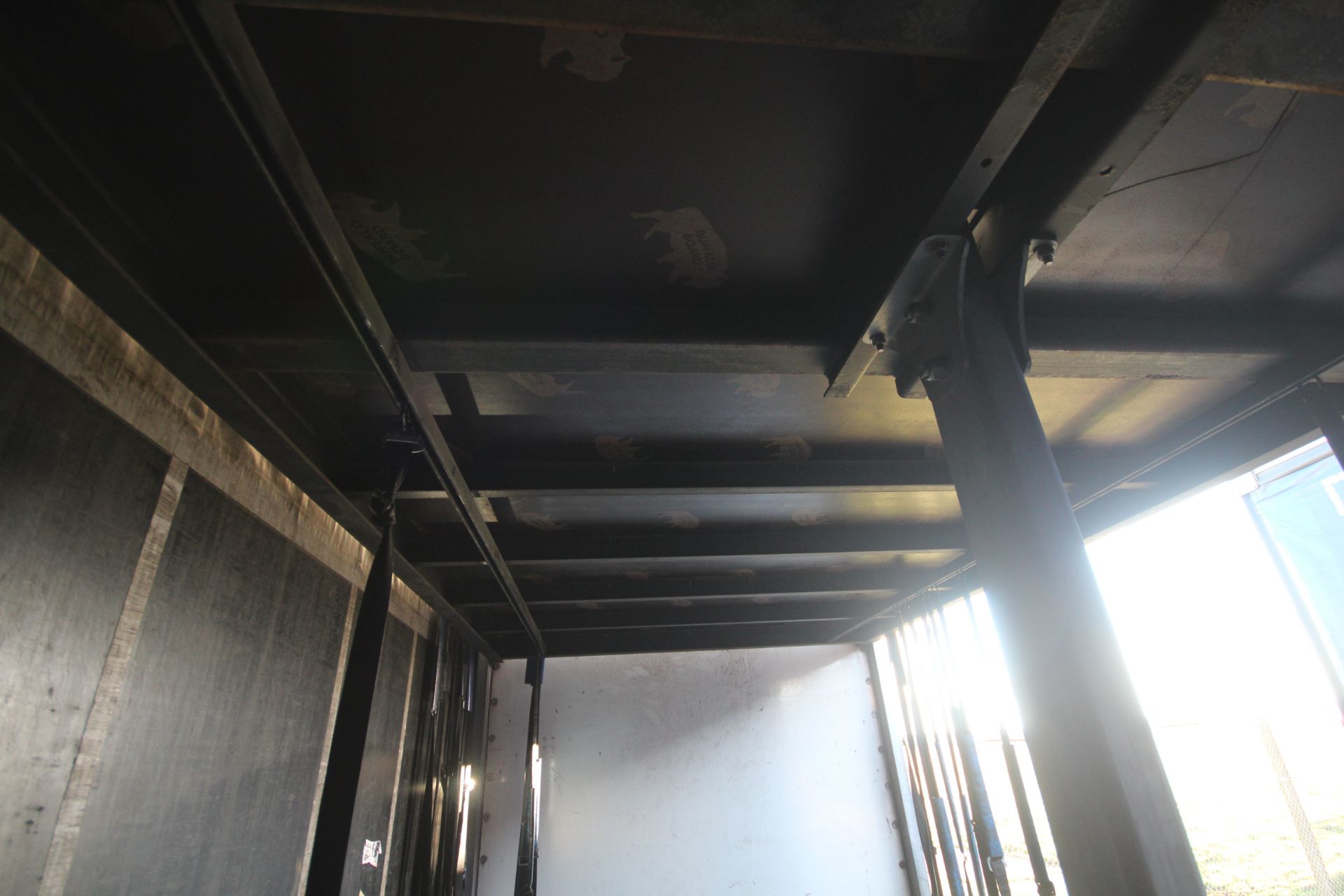 Montracon 39T 13.6m tri-axle step frame double deck curtain-side trailer. Registration C404760. - Image 72 of 84