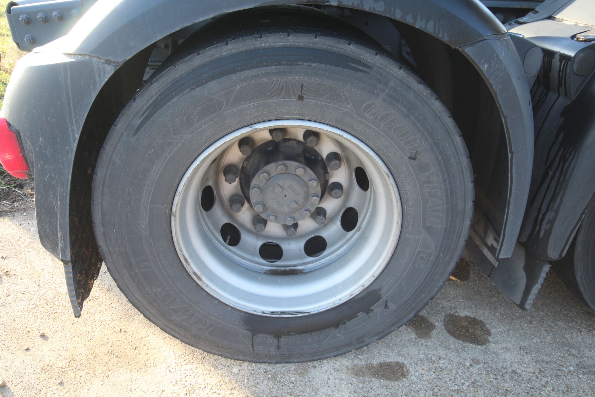 DAF XF 480 FTG 6X2 Euro 6D auto mid-lift and steer 44T unit. Registration P77 MGL. Date of first - Image 32 of 120