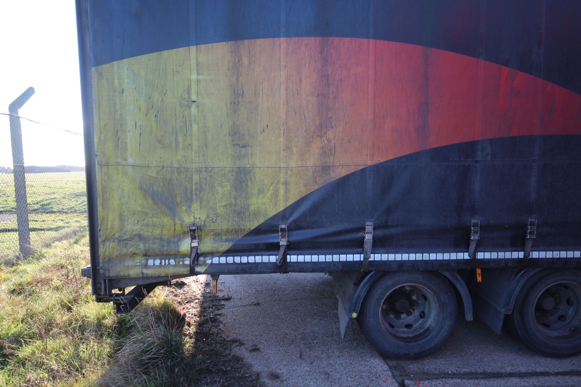 Montracon 39T 13.6m tri-axle step frame double deck curtain-side trailer. Registration C404760. - Image 37 of 84