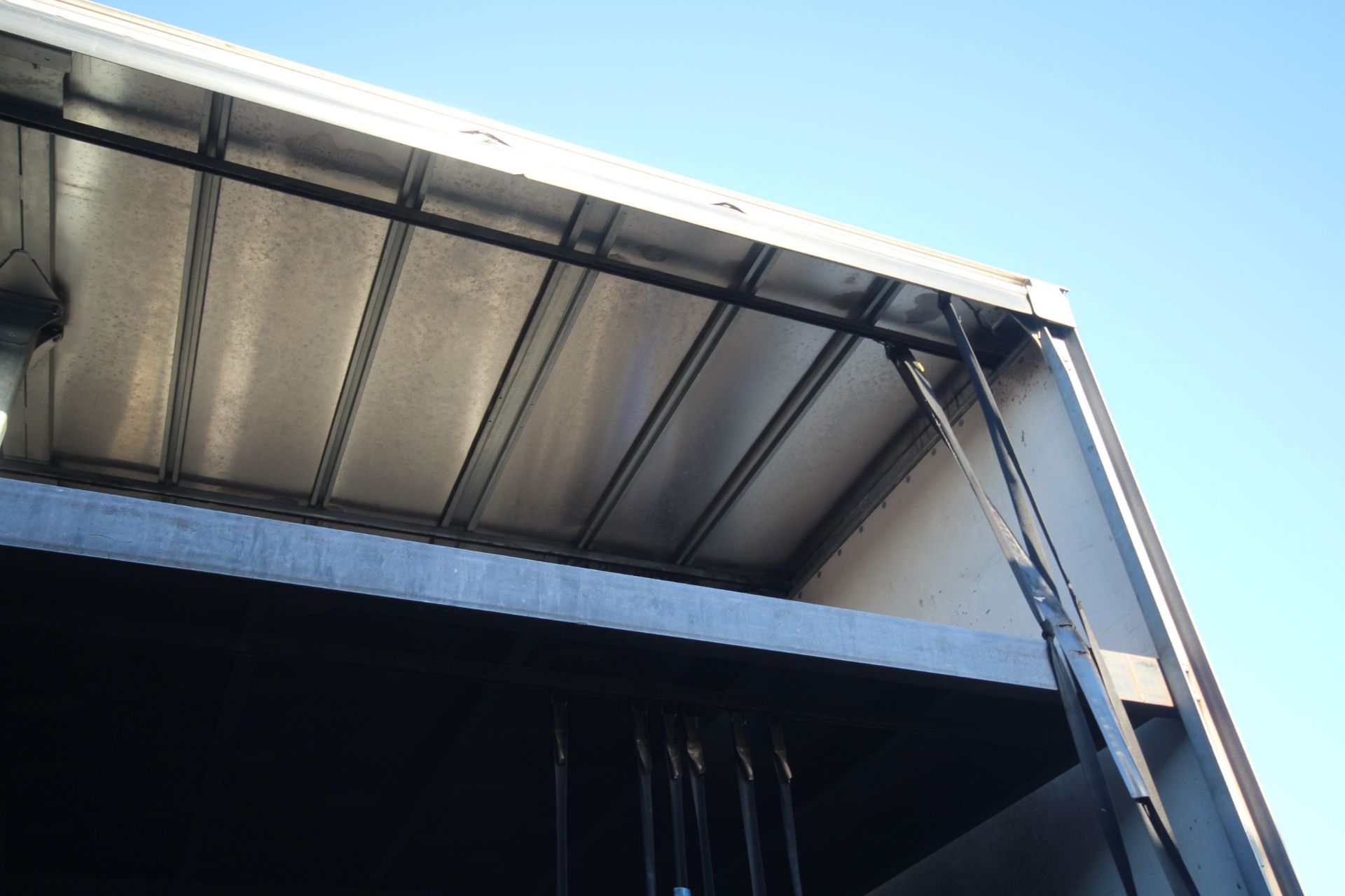 Montracon 39T 13.6m tri-axle step frame double deck curtain-side trailer. Registration C404760. - Image 80 of 84