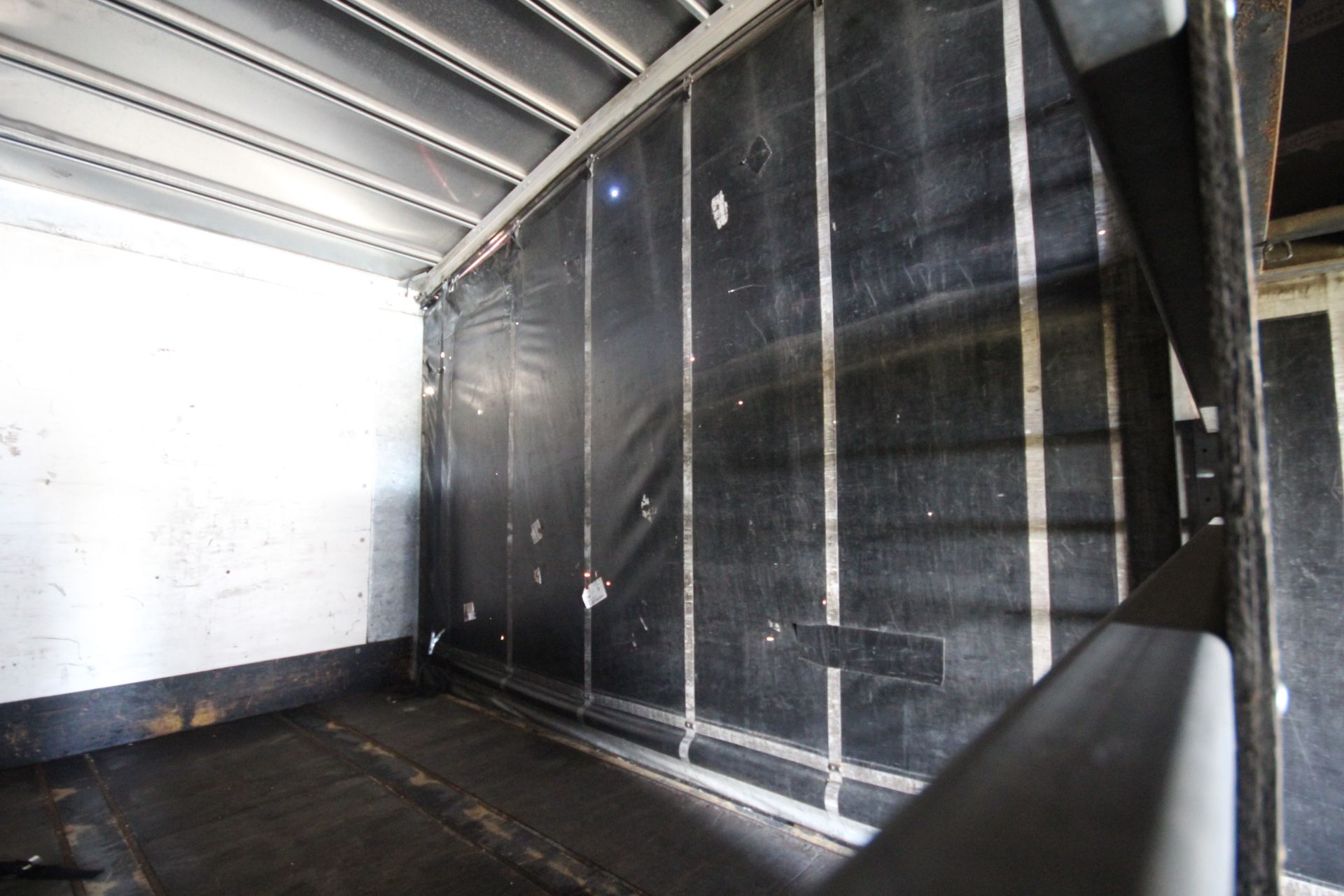 Montracon 39T 13.6m tri-axle step frame double deck curtain-side trailer. Registration C404760. - Image 77 of 84