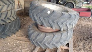 Set of tractor wheels and tyres comprising 20.