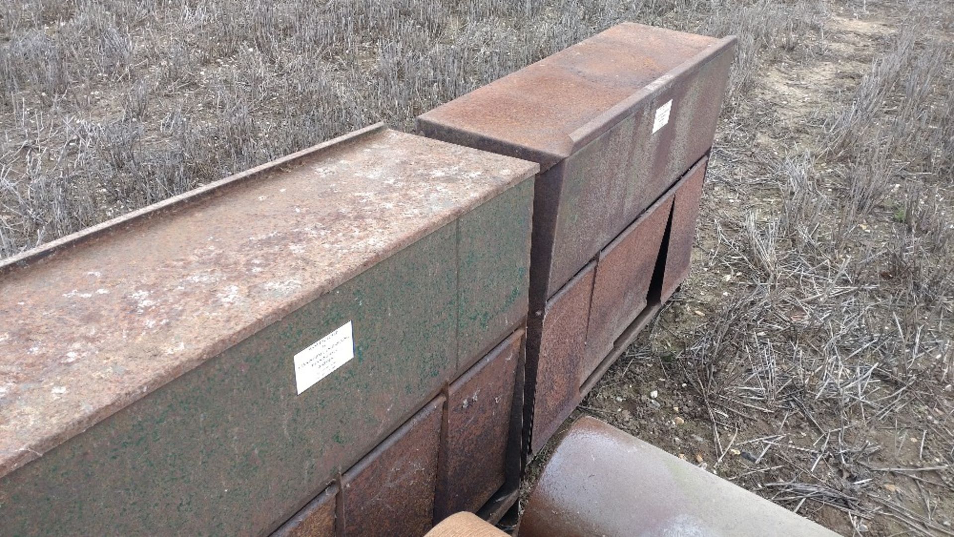 2 x Feed hoppers,