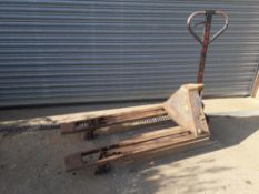 Pump up pallet truck