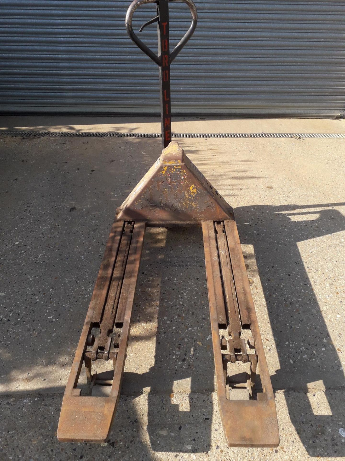 Pump up pallet truck - Image 2 of 2