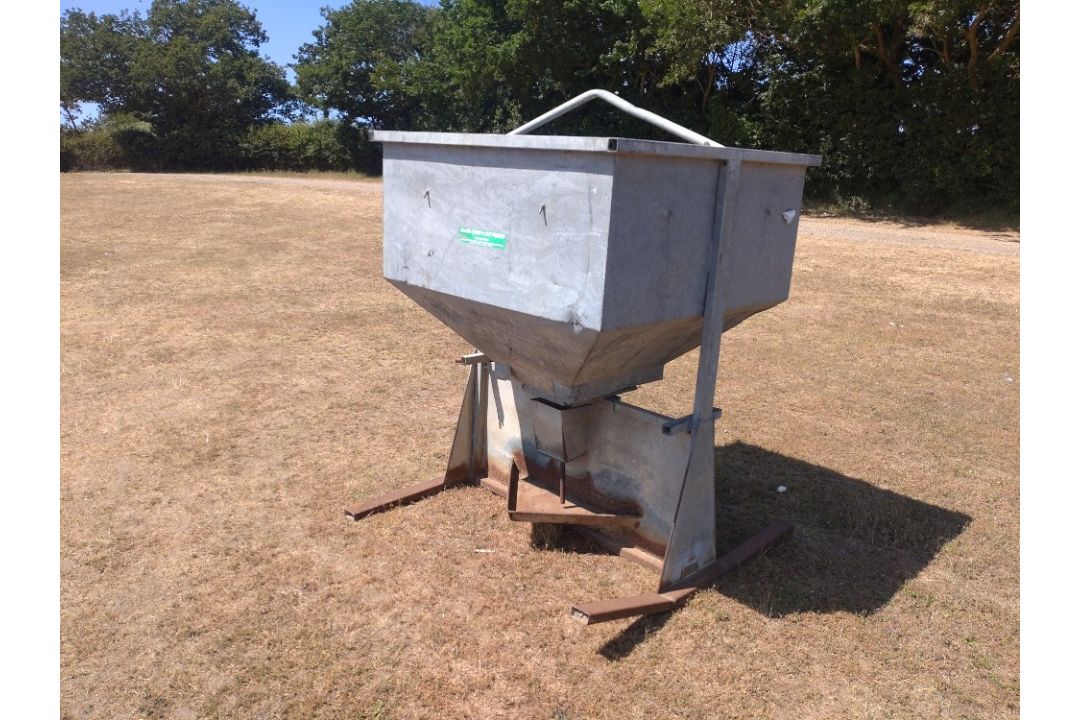 Major creep and nut feeder - Image 1 of 2