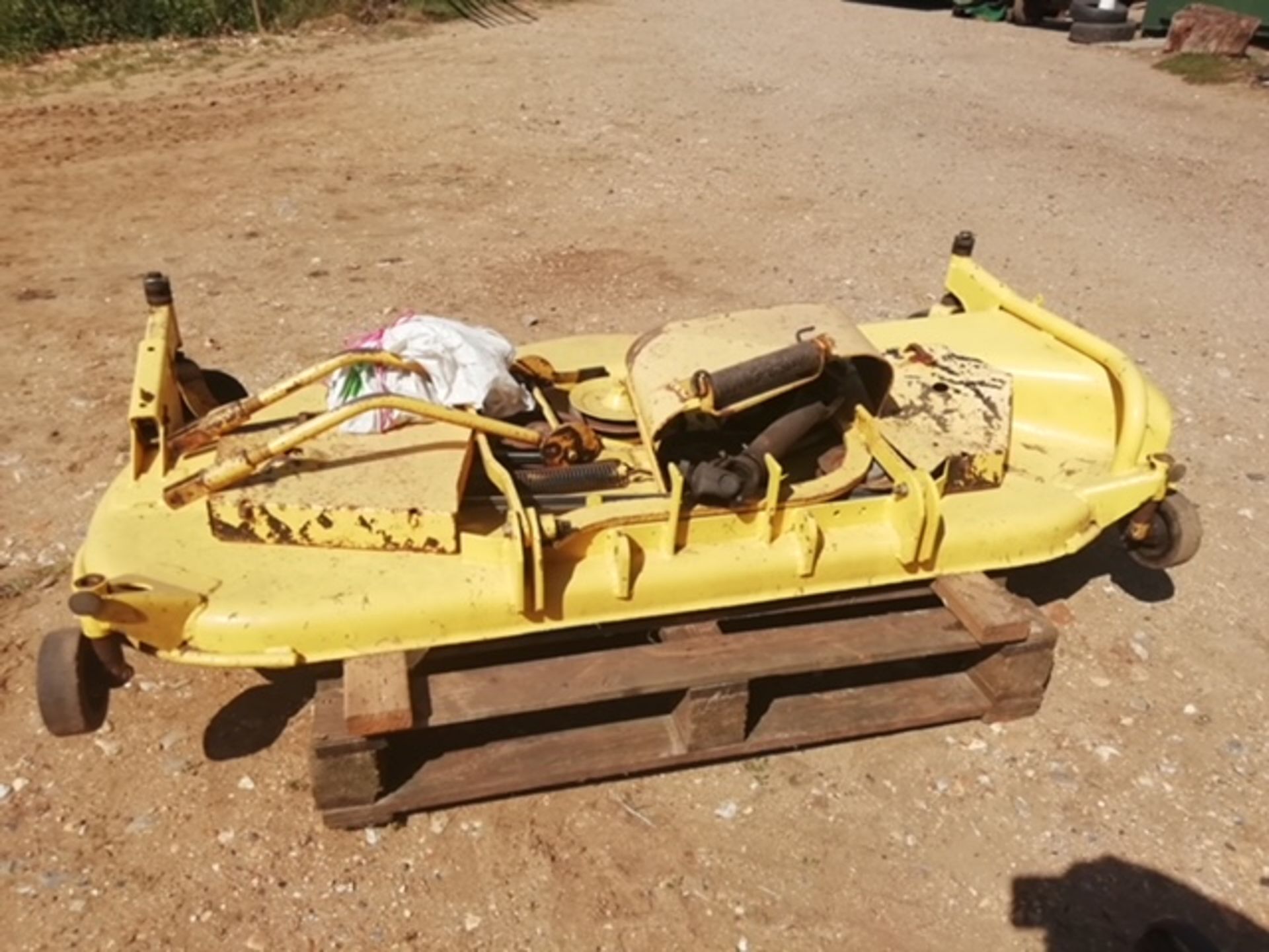 Cutting deck to fit John Deere compact tractor 4400