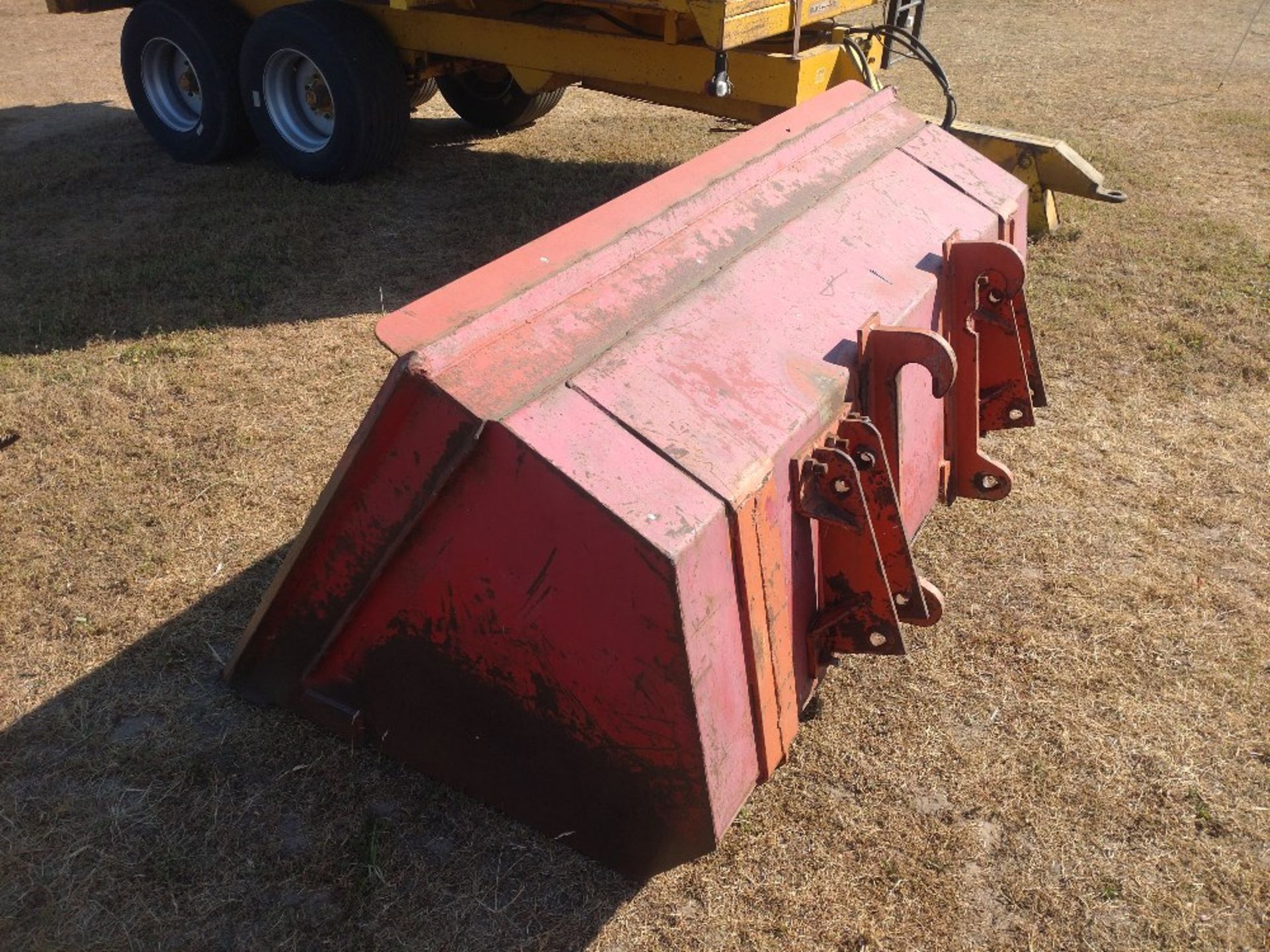 Farmhand grain bucket with JCB Quickfit fittings