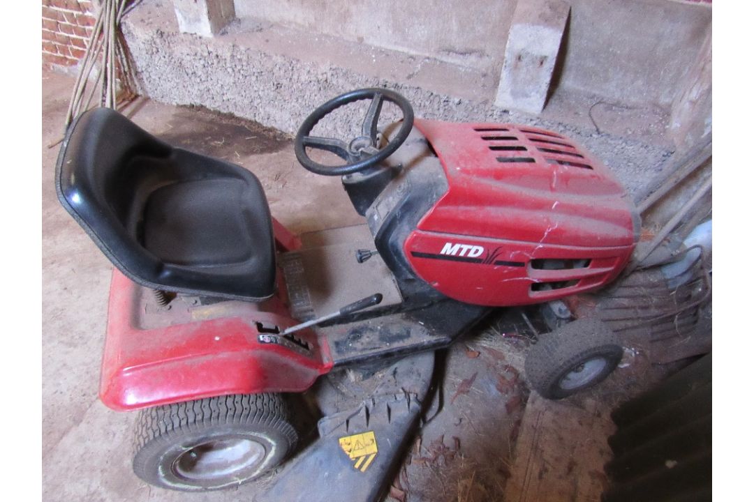 MTD B1115 ride on lawnmower for spares or repair - Image 3 of 4