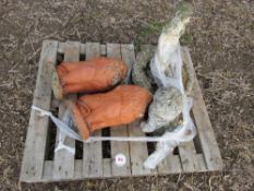4 x Various concrete garden ornaments,