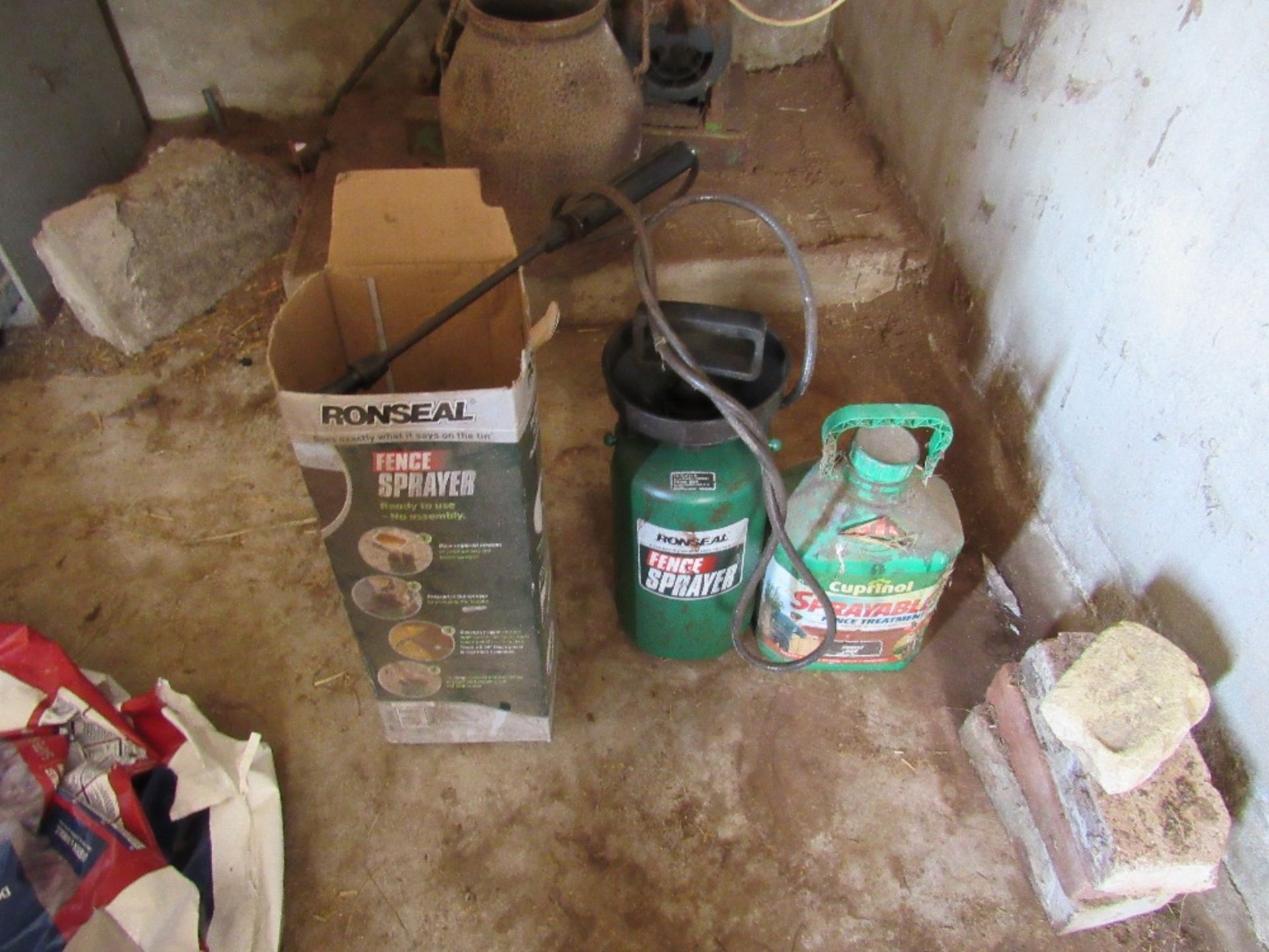 Ronseal fence sprayer with quantity of Ronseal fence spray - Image 3 of 3