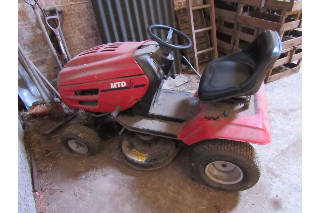 MTD B1115 ride on lawnmower for spares or repair - Image 2 of 4