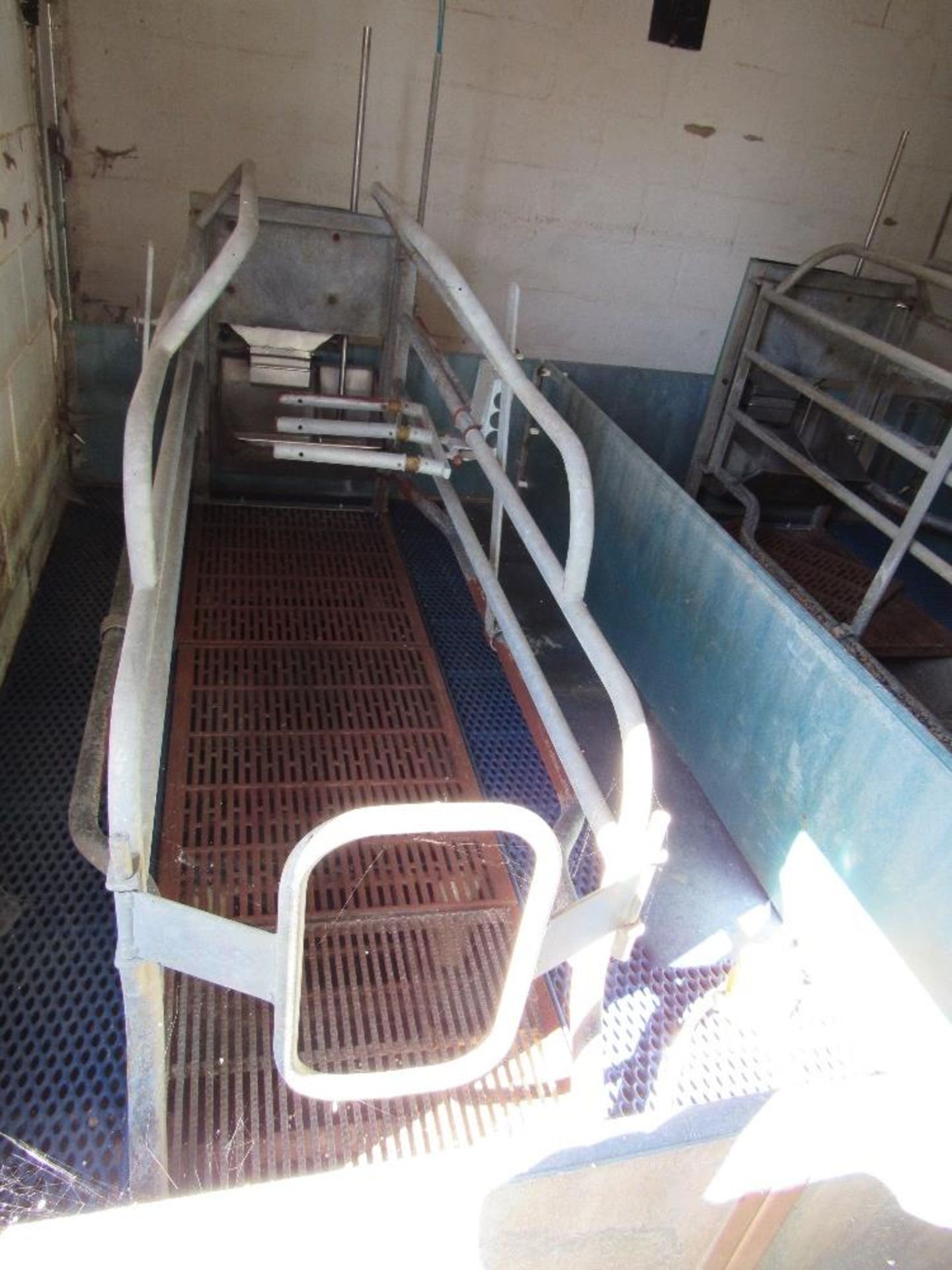 10 x Farrowing crates c/w floors - Image 4 of 4