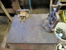 Pipe threading table with pipe vice 18