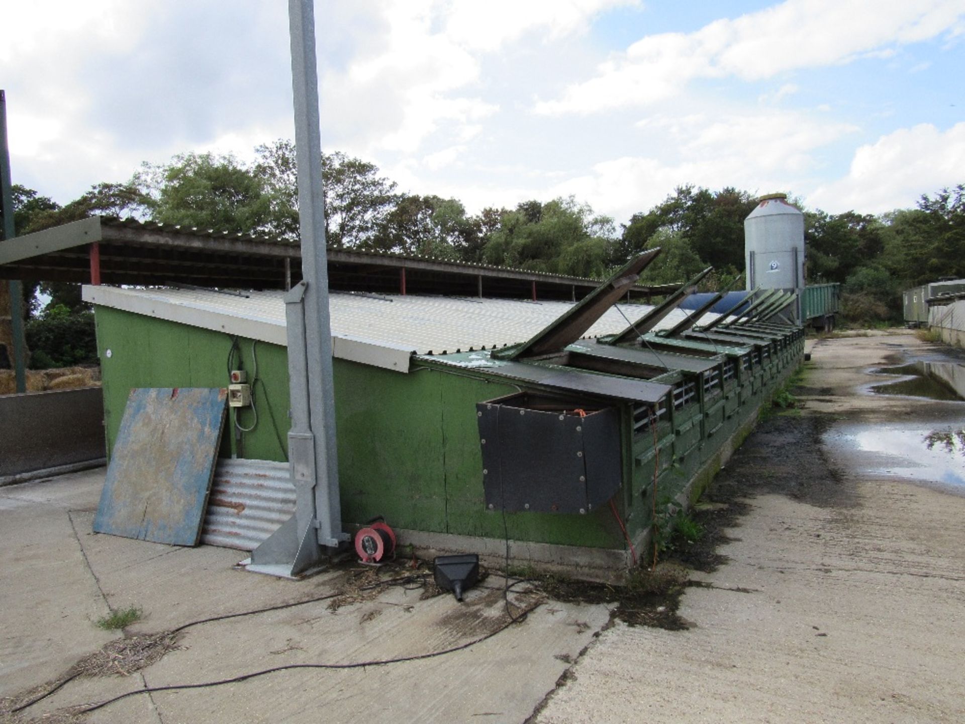 4 Bay 8 pen Trowbridge pig unit c/w gates, frames and feed auger system,