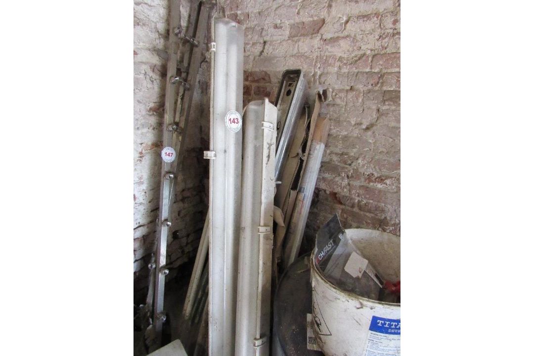 Quantity of light fittings and bulbs